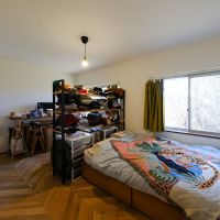 川崎市麻生区高石の売買物件/約9.5畳の洋室。床はヘリンボーン張りのフローリング