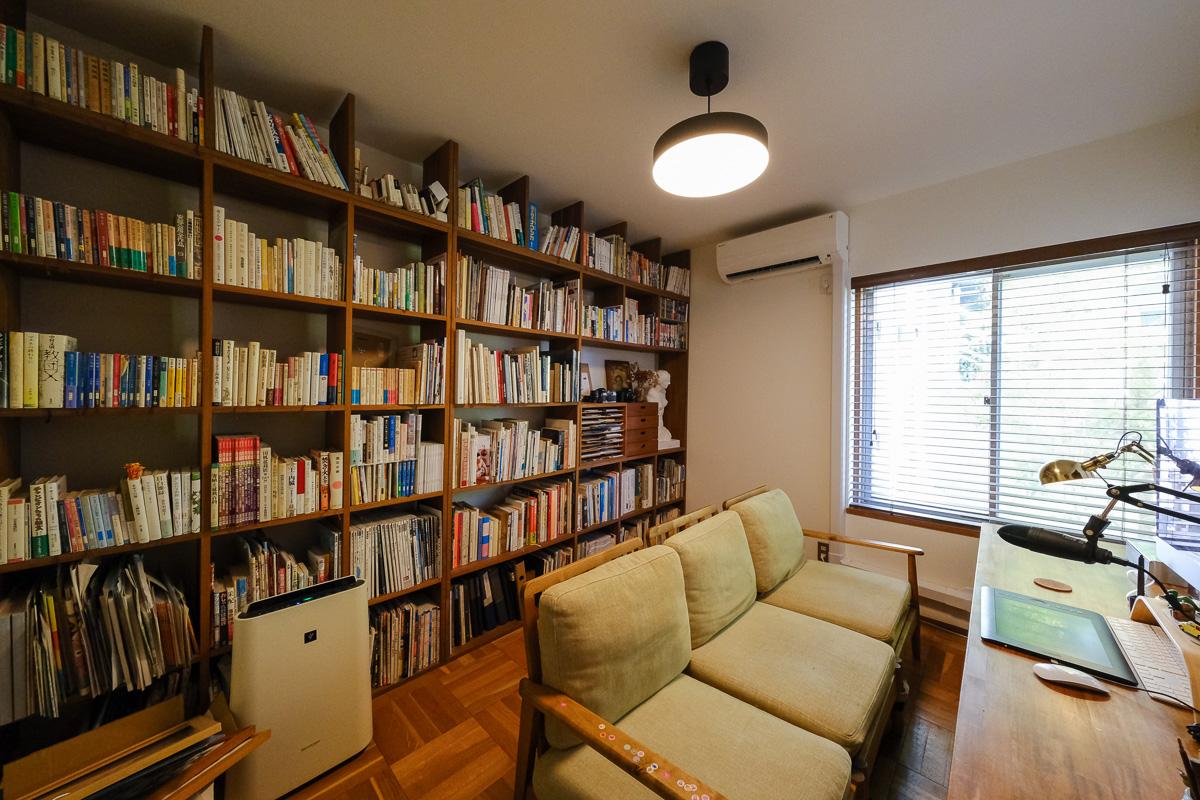 川崎市麻生区高石の売買物件/約6.4畳の洋室。現在は書斎として使用されています※本棚は取り外し可能