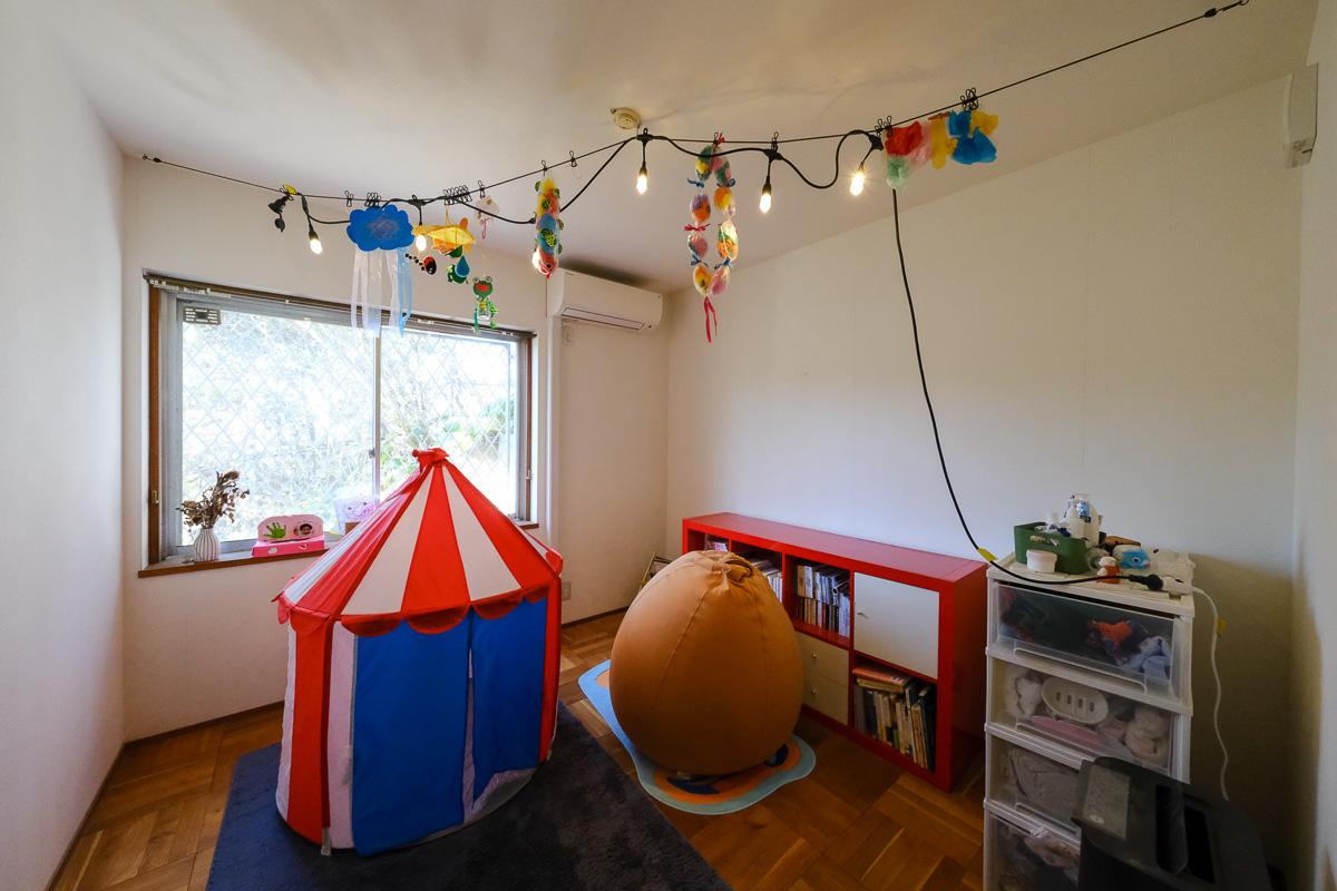 川崎市麻生区高石の売買物件/約5.8畳の洋室。パーケットフローリングが良い感じ