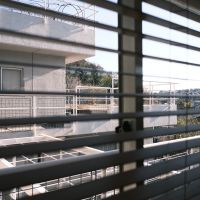 川崎市麻生区高石の売買物件/ふと窓の外に目をやれば、青空や美しい建物が見える