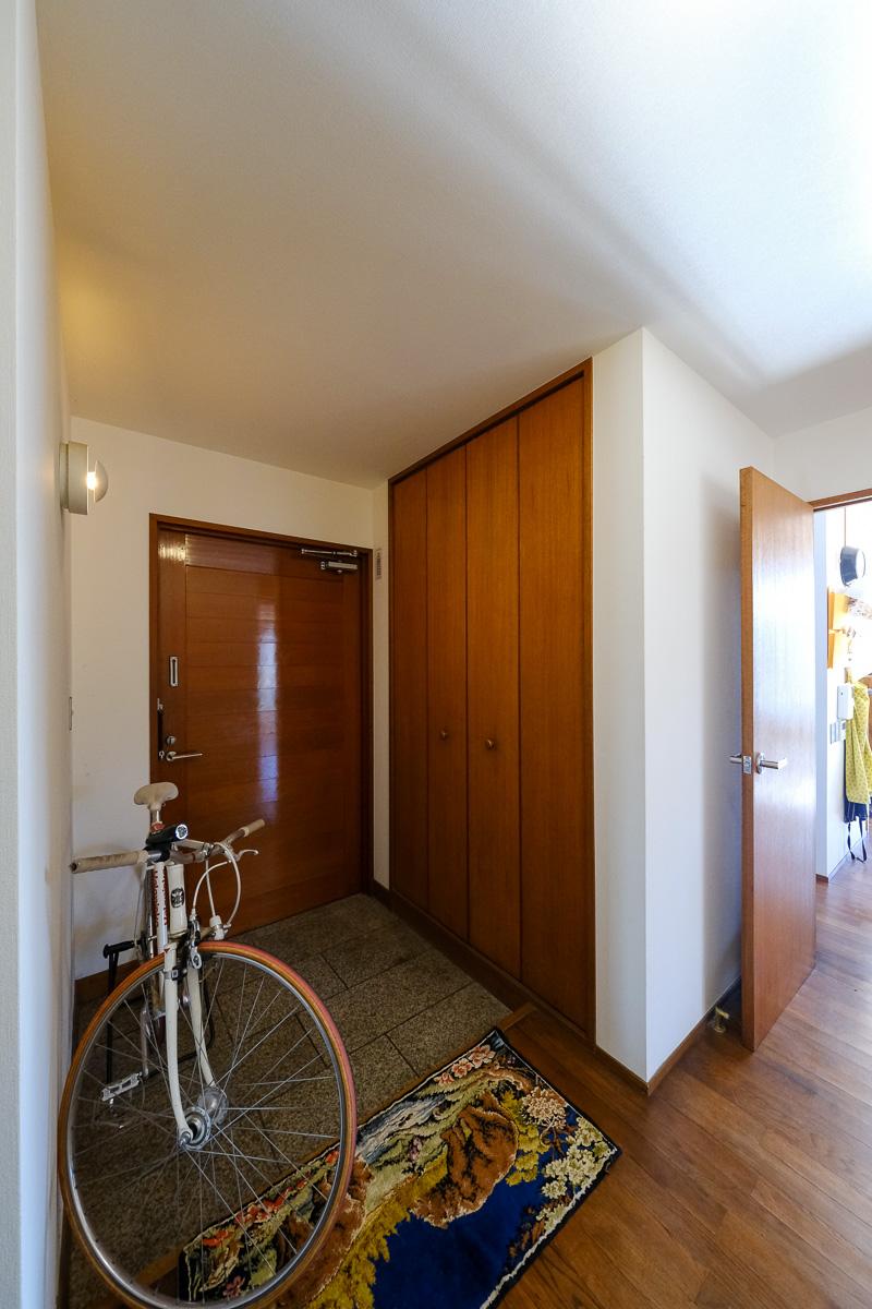 川崎市麻生区高石の売買物件/玄関はベンチを置けそうな広さ