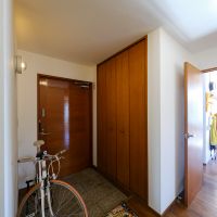 川崎市麻生区高石の売買物件/玄関はベンチを置けそうな広さ