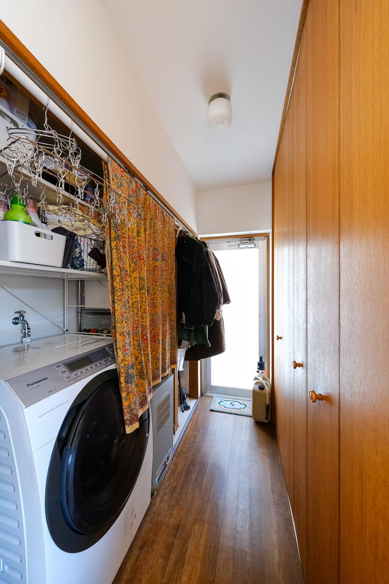 川崎市麻生区高石の売買物件/キッチンの裏側にある洗濯機置き場と収納