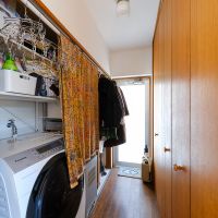 川崎市麻生区高石の売買物件/キッチンの裏側にある洗濯機置き場と収納