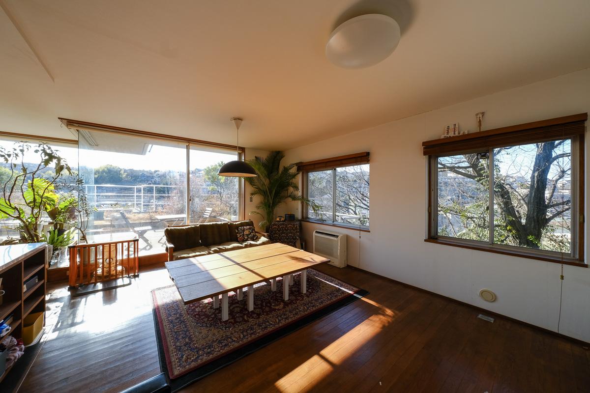 川崎市麻生区高石の売買物件/窓が大きく、数もあるため、外の景色をダイナミックに取り込めます