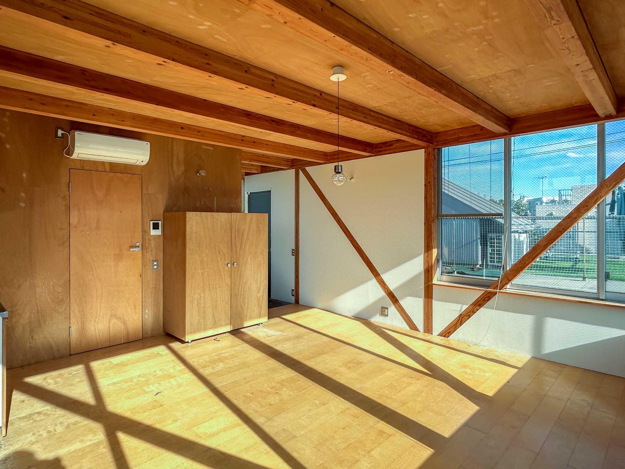 川崎市高津区溝口の賃貸物件/柱や梁、筋交いなどの木構造がむき出しになった、木に包まれた空間