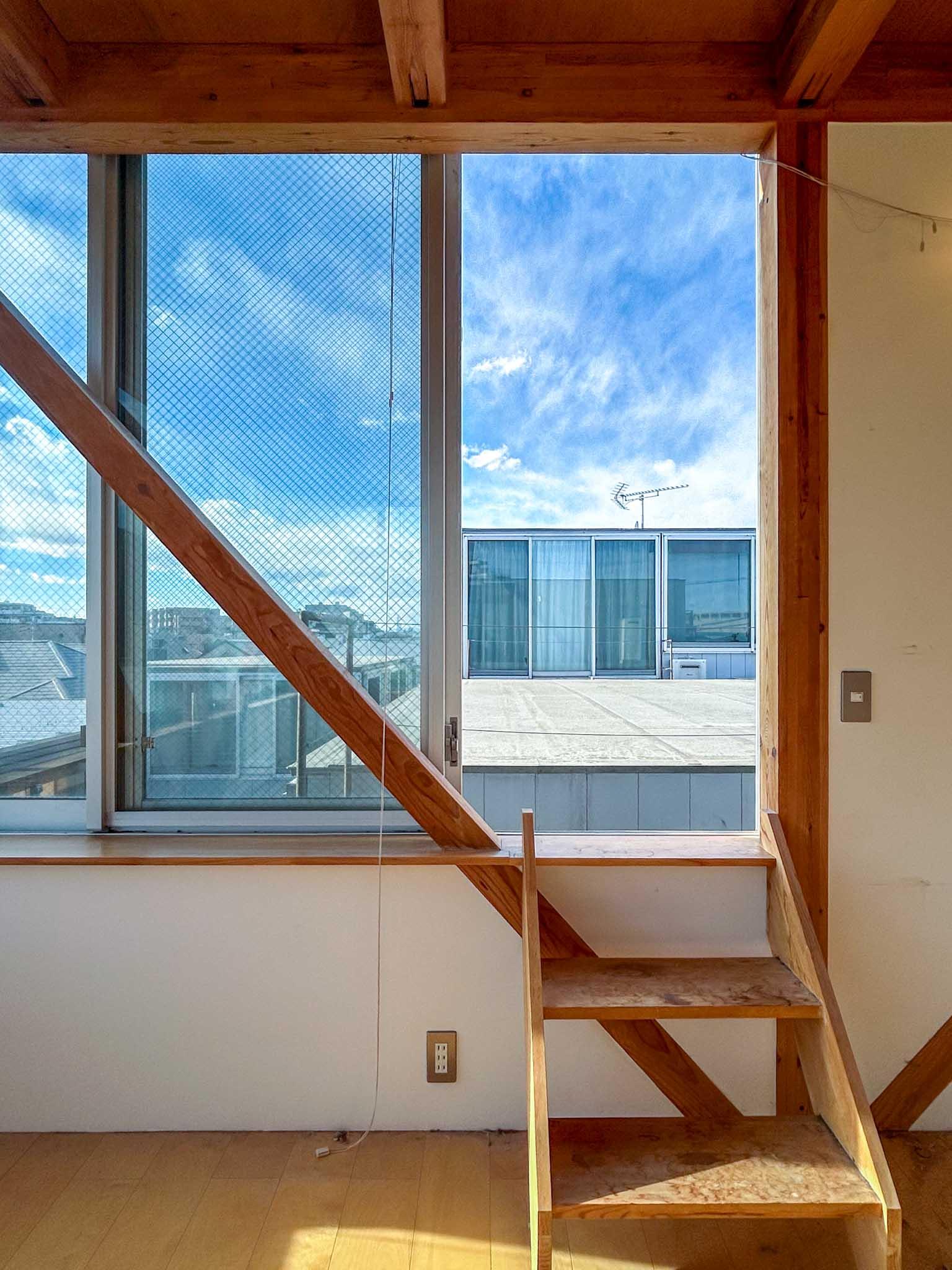 川崎市高津区溝口の賃貸物件/バルコニーに出るための階段