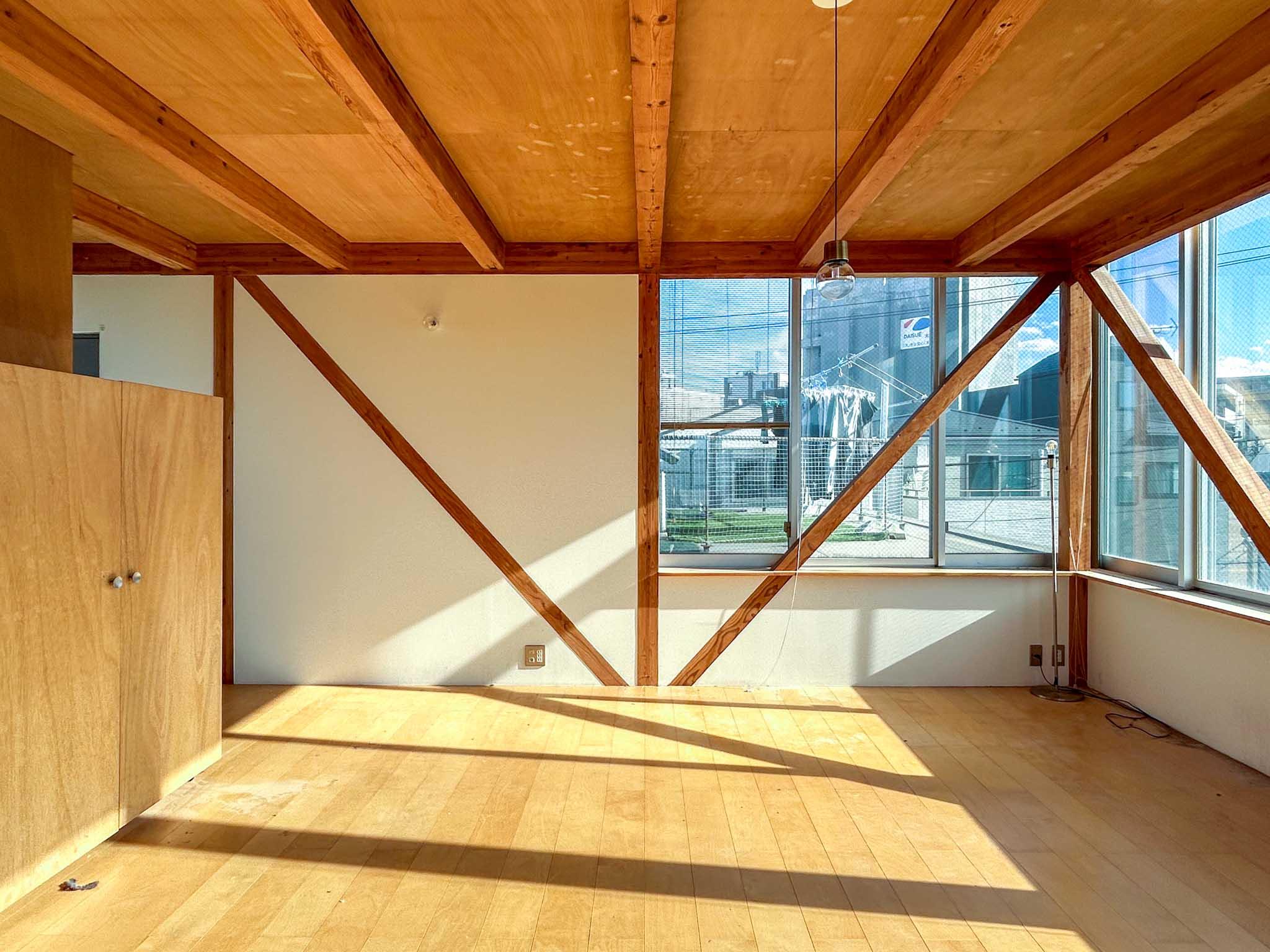 川崎市高津区溝口の賃貸物件/東側に別区画の物干しスペースがあるため、ブラインドで視線をカットした方が良いかも