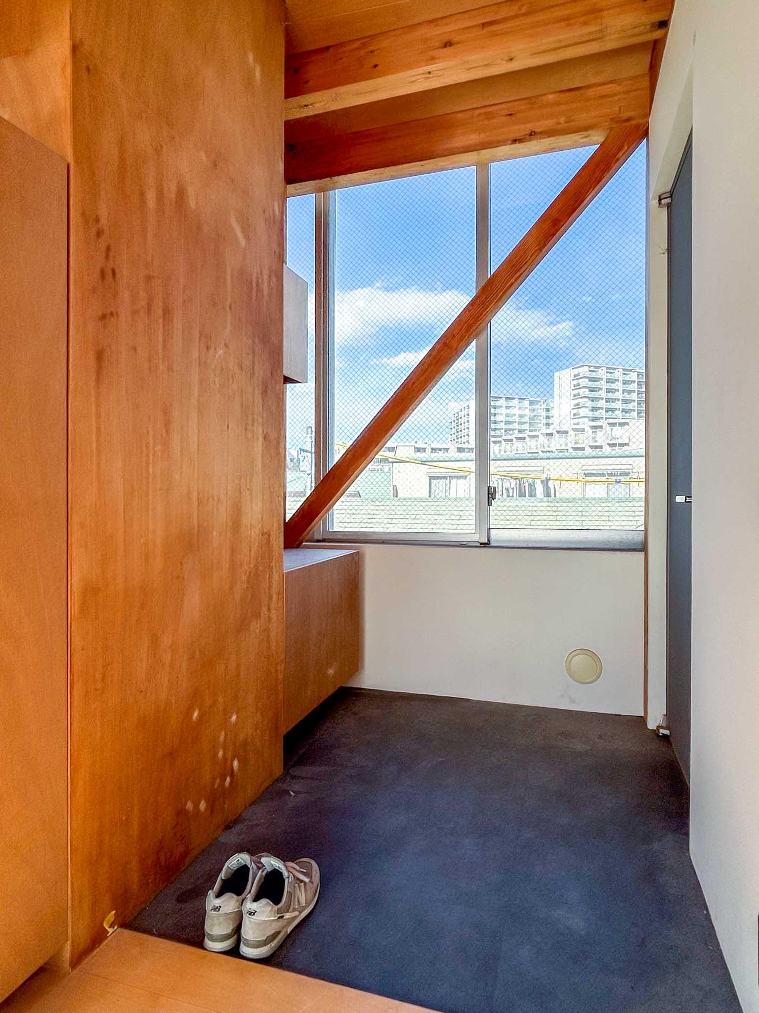 川崎市高津区溝口の賃貸物件/玄関。北側にも窓があるため、部屋全体に風がめぐります