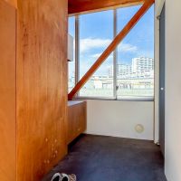 川崎市高津区溝口の賃貸物件/玄関。北側にも窓があるため、部屋全体に風がめぐります