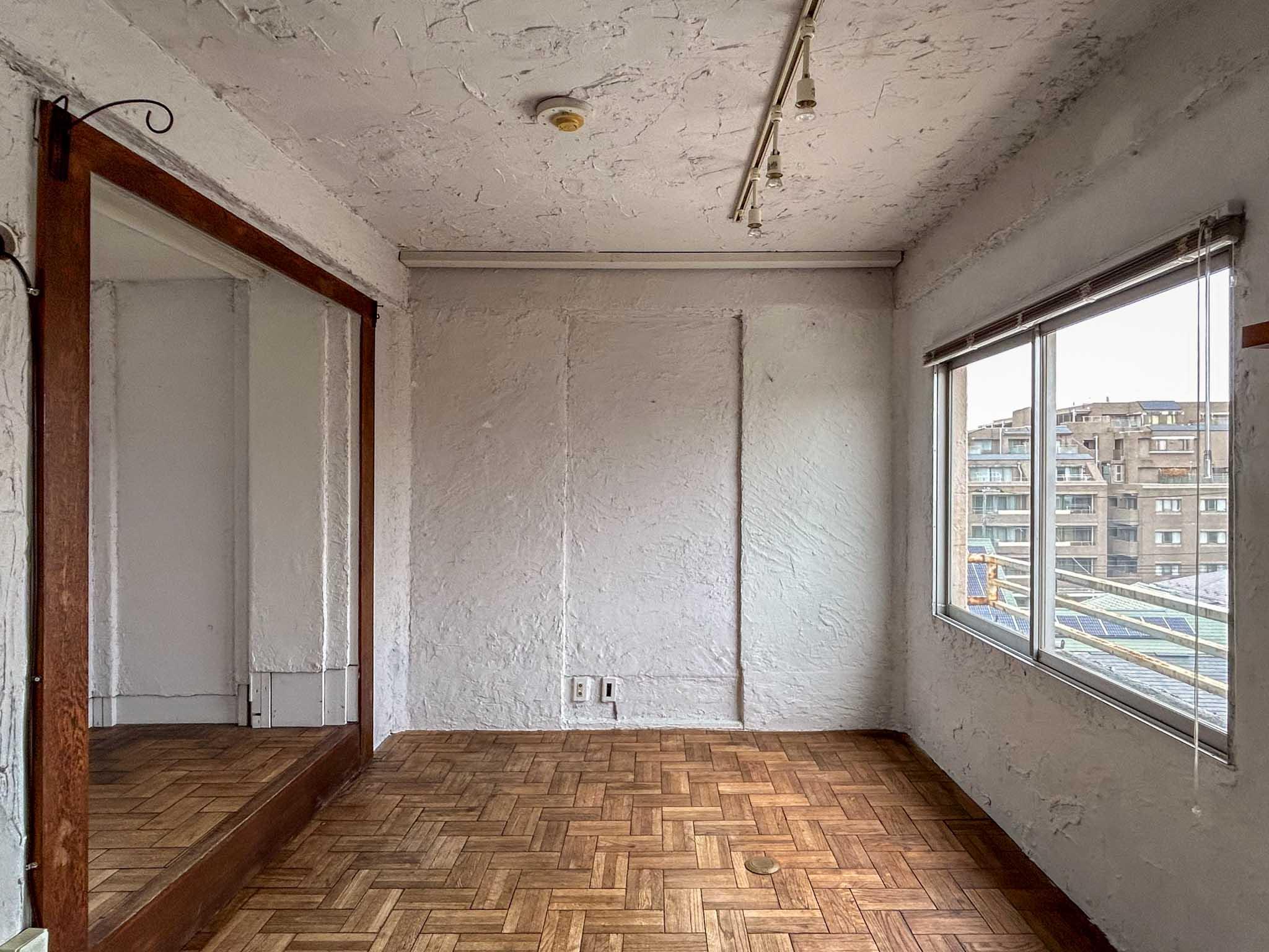 世田谷区瀬田の賃貸物件/ダイニング。南側の腰窓から光が差し込みます