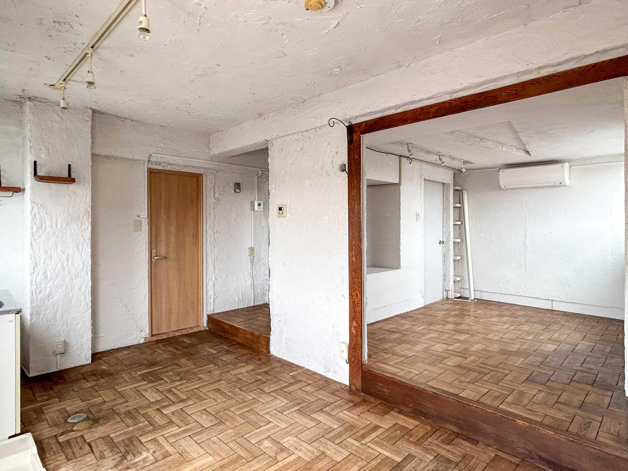 世田谷区瀬田の賃貸物件/部屋全体を見渡す。洋室の床が一段上がっている、コの字型の間取り