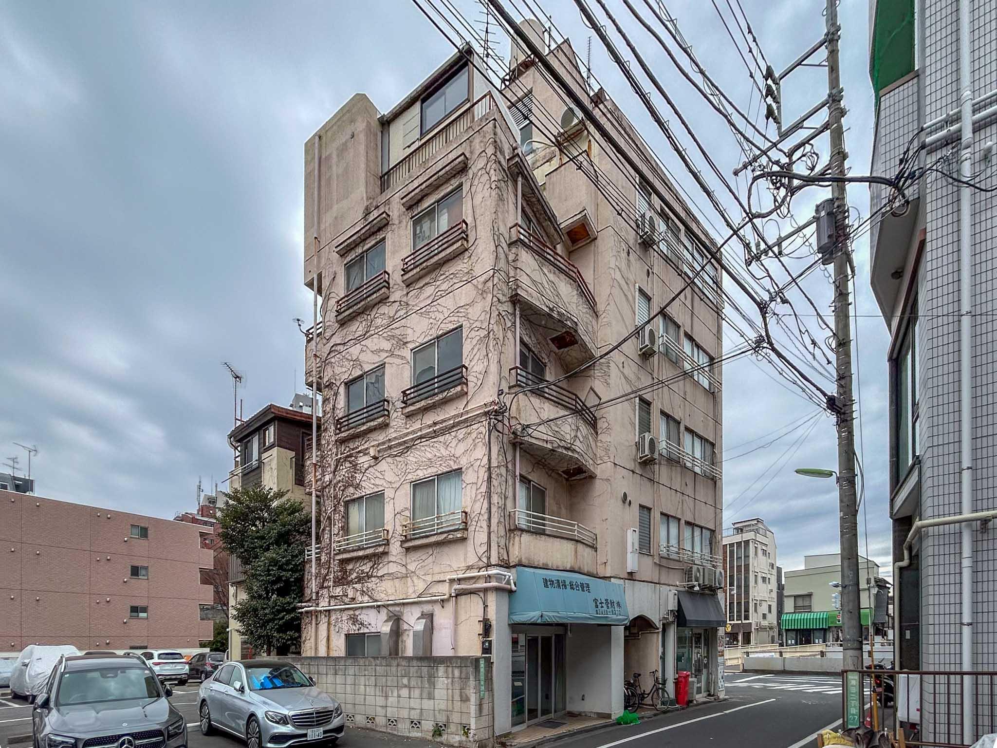 世田谷区瀬田の賃貸物件/廃墟と見間違えそうになるほど年季の入った古ビル