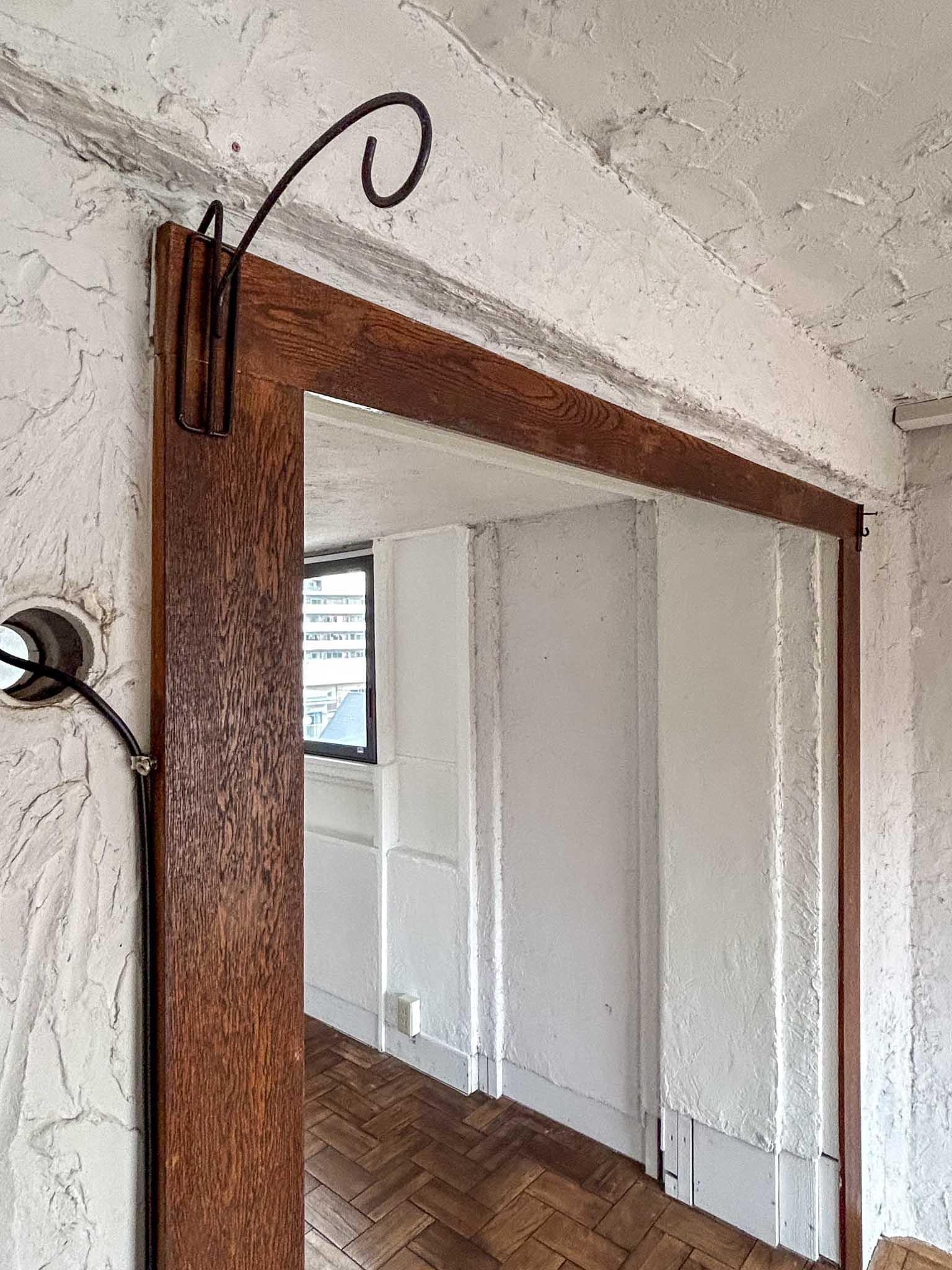 世田谷区瀬田の賃貸物件/造作の金物に長いポールを掛け、カーテンでゆるく区切ることもできそう