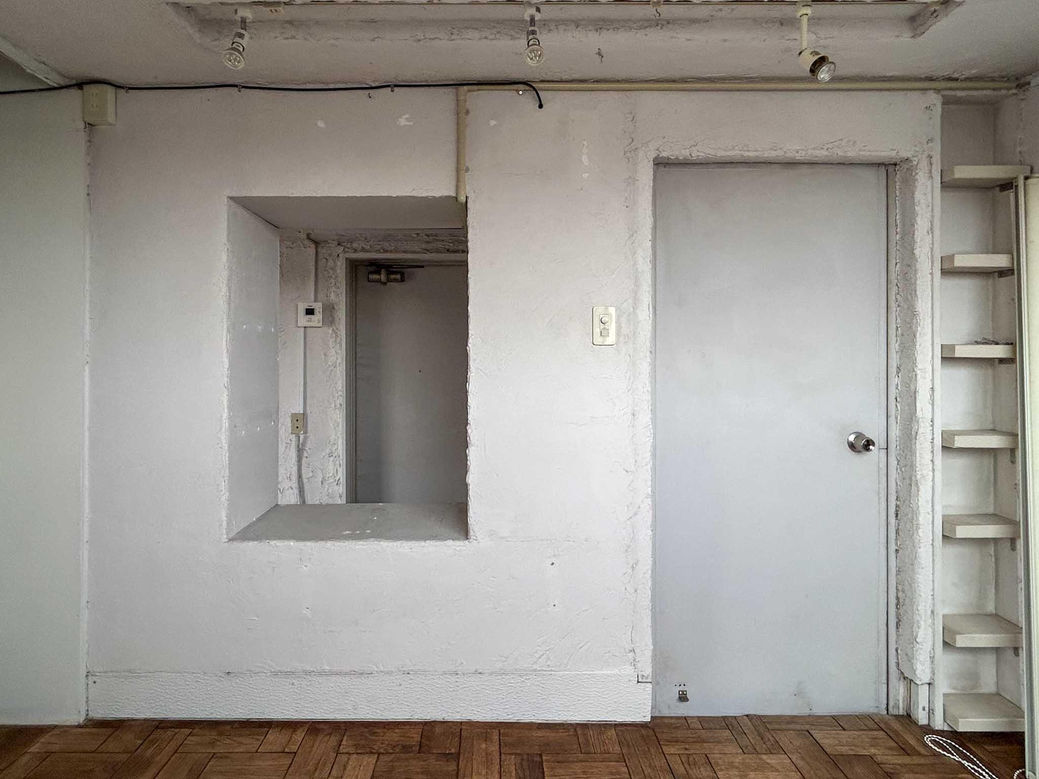 世田谷区瀬田の賃貸物件/玄関とつながる開口部には、棚を置いてお気に入りのクラフトなどを飾りたい。右の扉からバルコニーに出られます