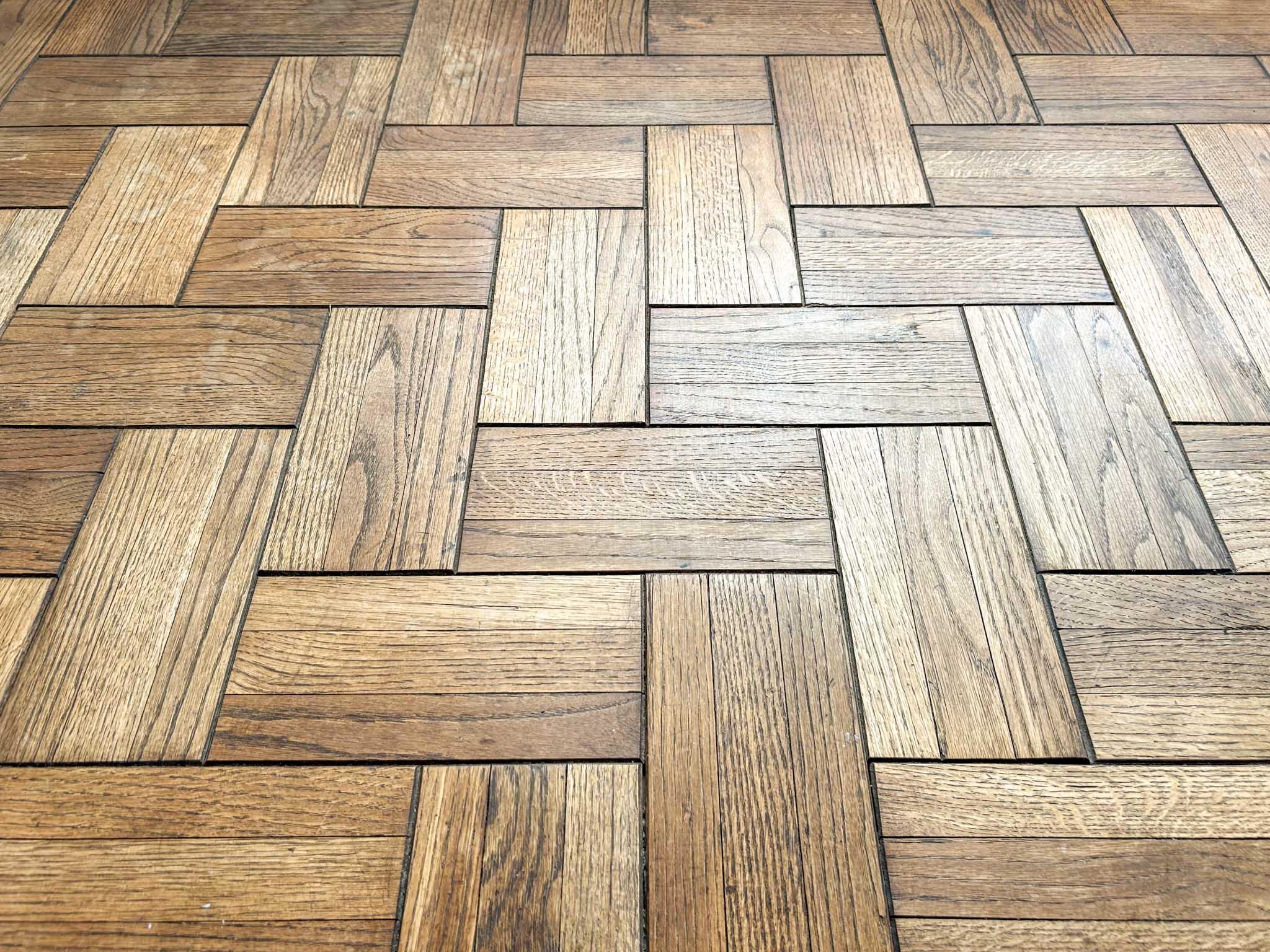 世田谷区瀬田の賃貸物件/ヘリンボーン張りの床。ピースの長さが短めで、オーナーのこだわりを感じるポイント