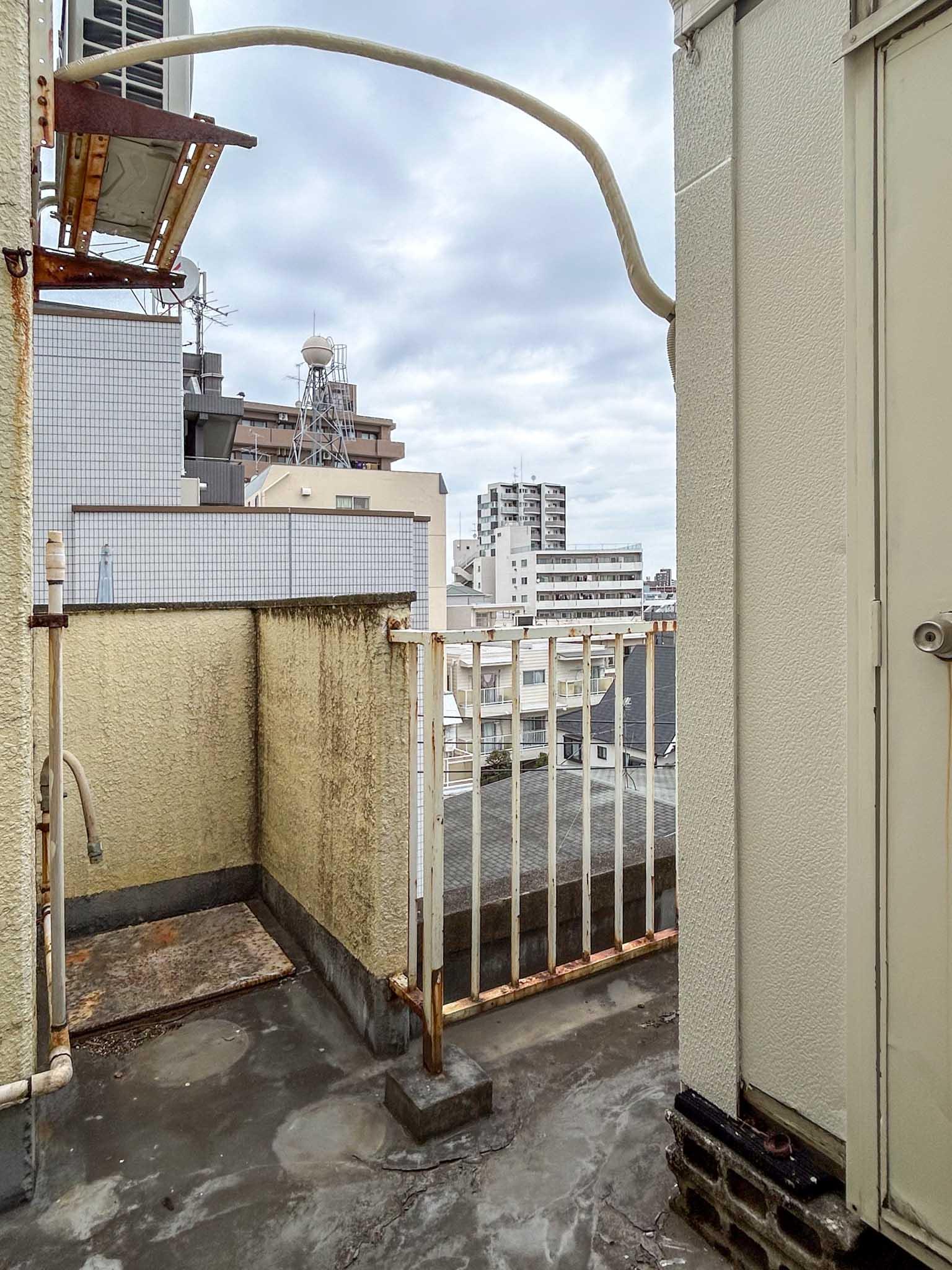 世田谷区瀬田の賃貸物件/バルコニー。手すりが古くてちょっと怖い