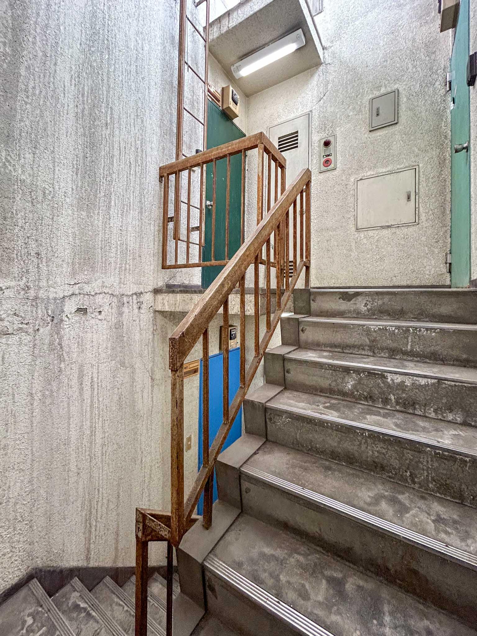 世田谷区瀬田の賃貸物件/廃墟感がただよう階段室