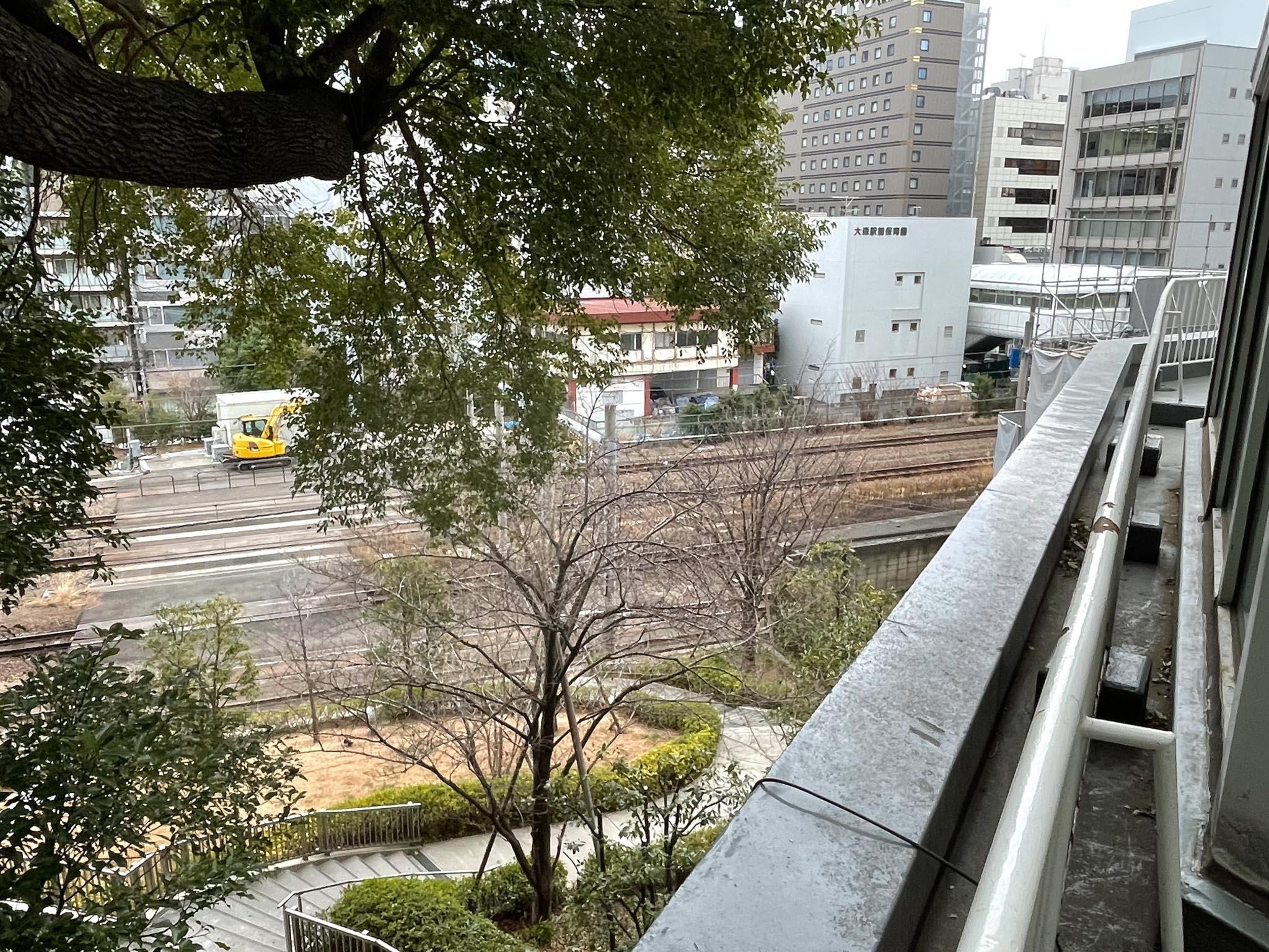 大田区山王の賃貸物件/線路がすぐそこにあるため、室内にいても電車の走行音が聞こえてきます