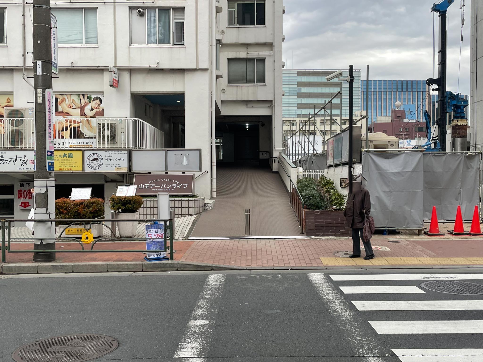 大田区山王の賃貸物件/アプローチのご説明です。右下の入り口から入っていきます