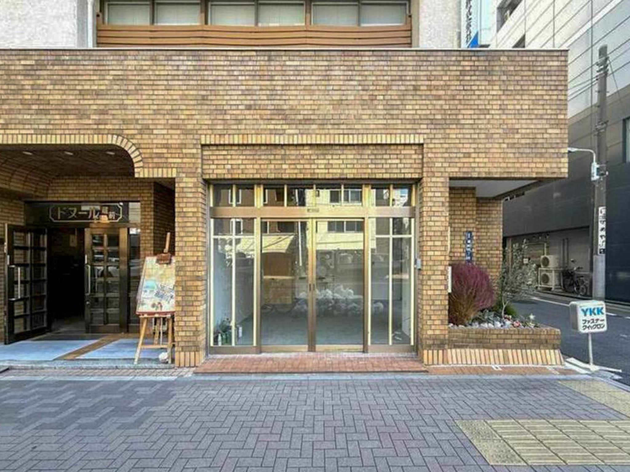 台東区蔵前の賃貸物件/西側の出入り口。ファサードはガラス張り
