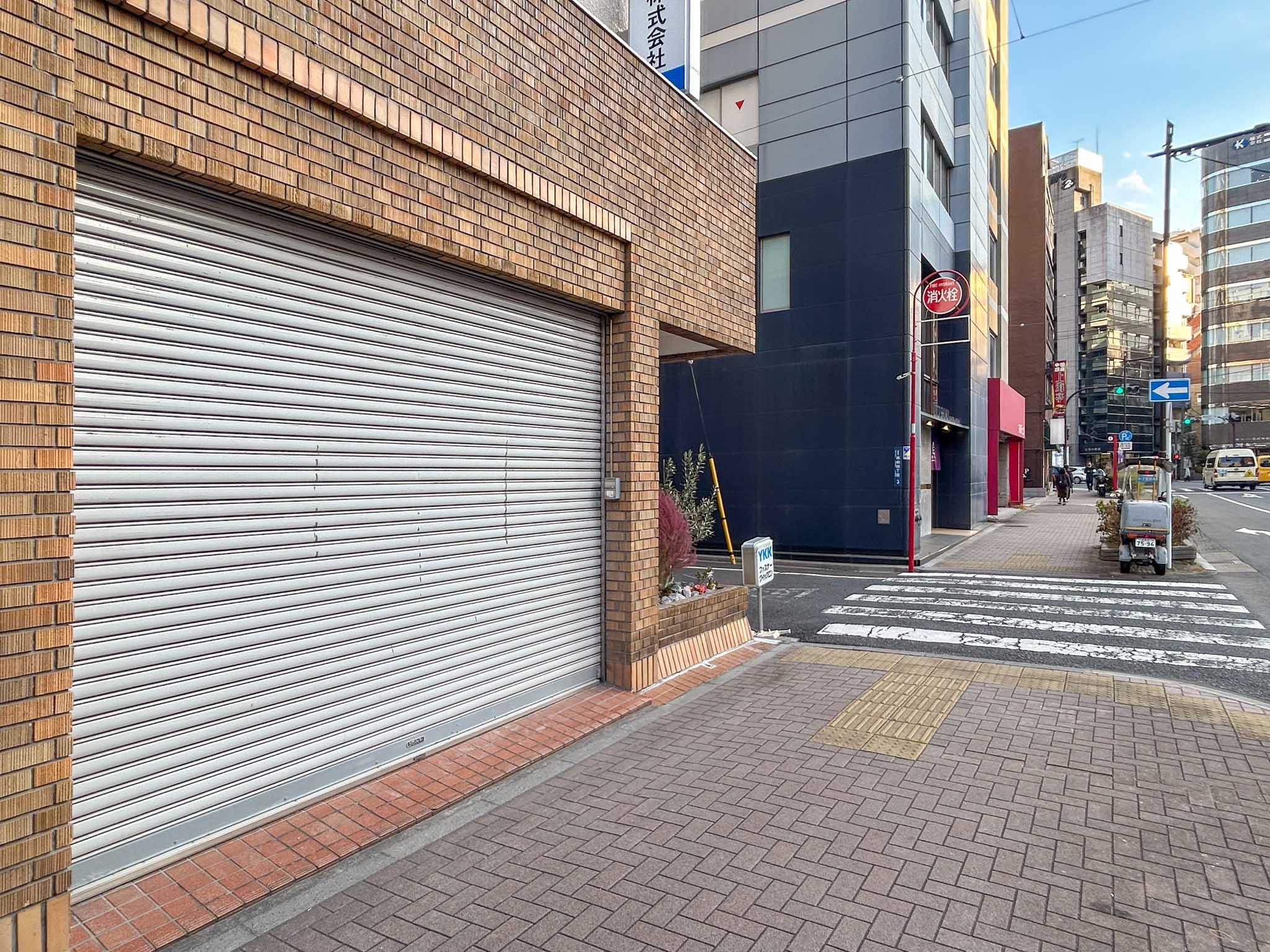 台東区蔵前の賃貸物件/西側の出入り口。南側をみる