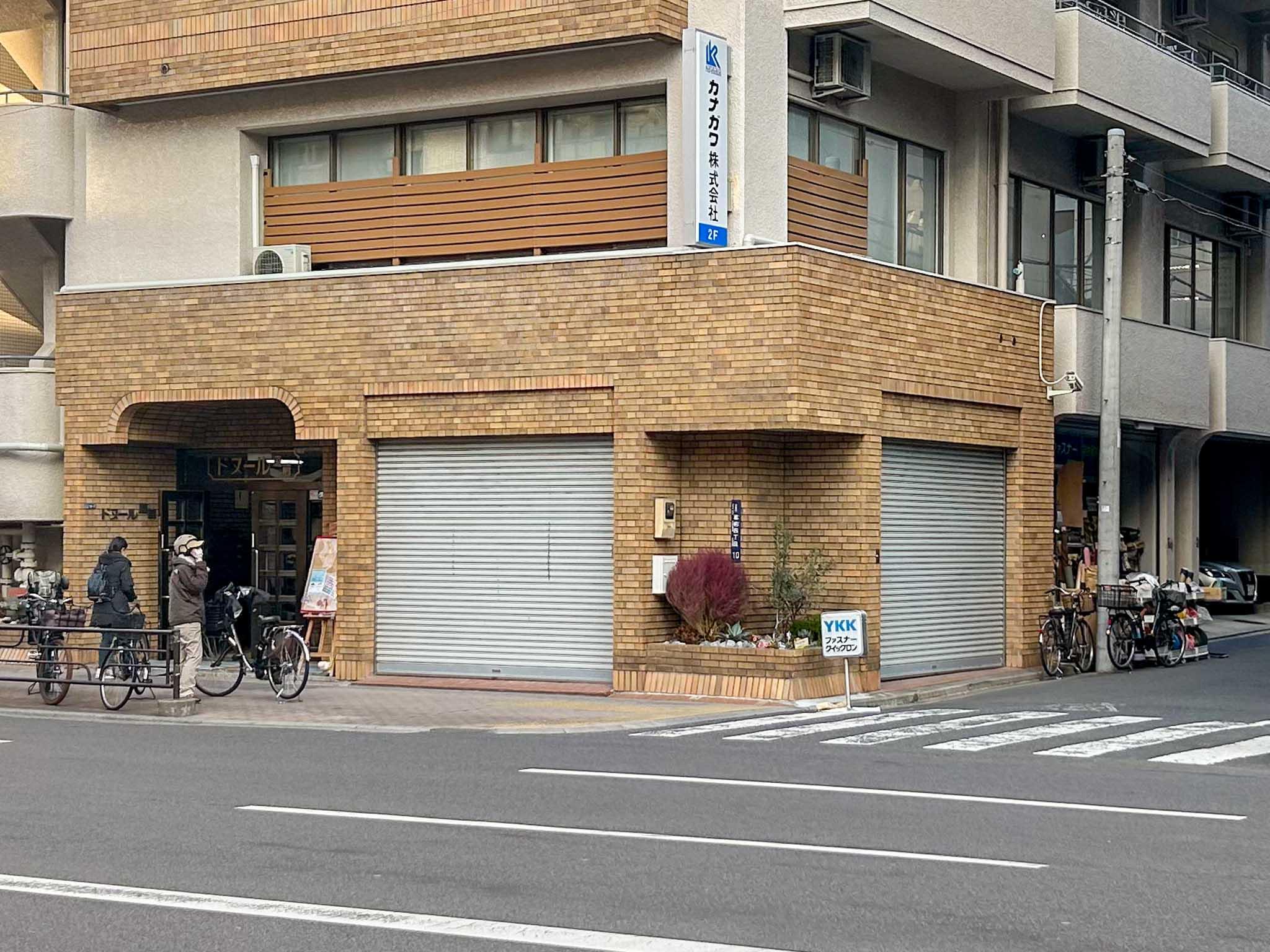 台東区蔵前の賃貸物件/募集区画の北側にマンションのエントランスがあります。東隣の区画にはファスナーを扱う店舗が入っています