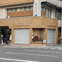 台東区蔵前の賃貸物件/募集区画の北側にマンションのエントランスがあります。東隣の区画にはファスナーを扱う店舗が入っています