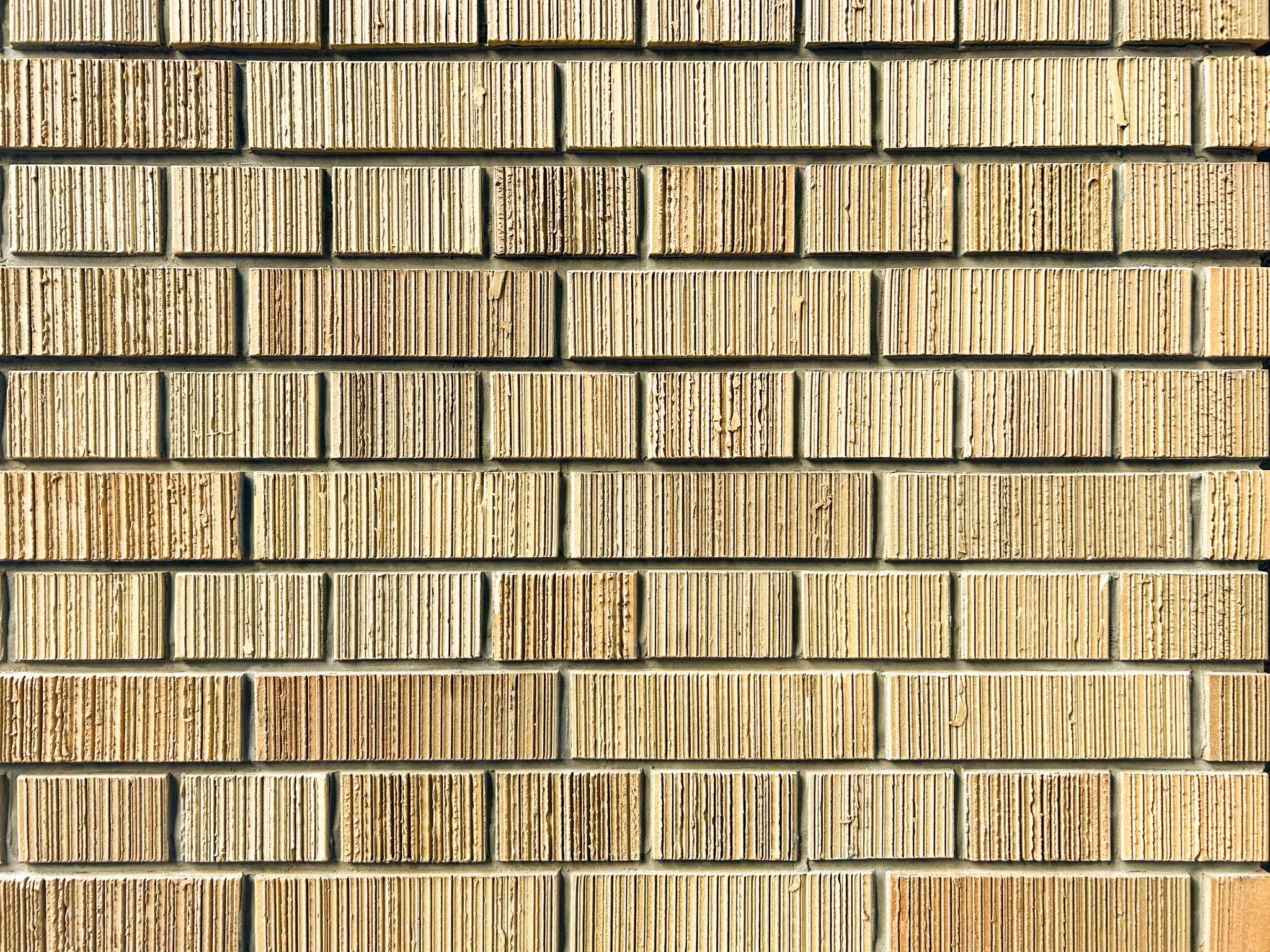 台東区蔵前の賃貸物件/細い縦溝が入った、スクラッチタイル。マットな質感と色味から温かみを感じます