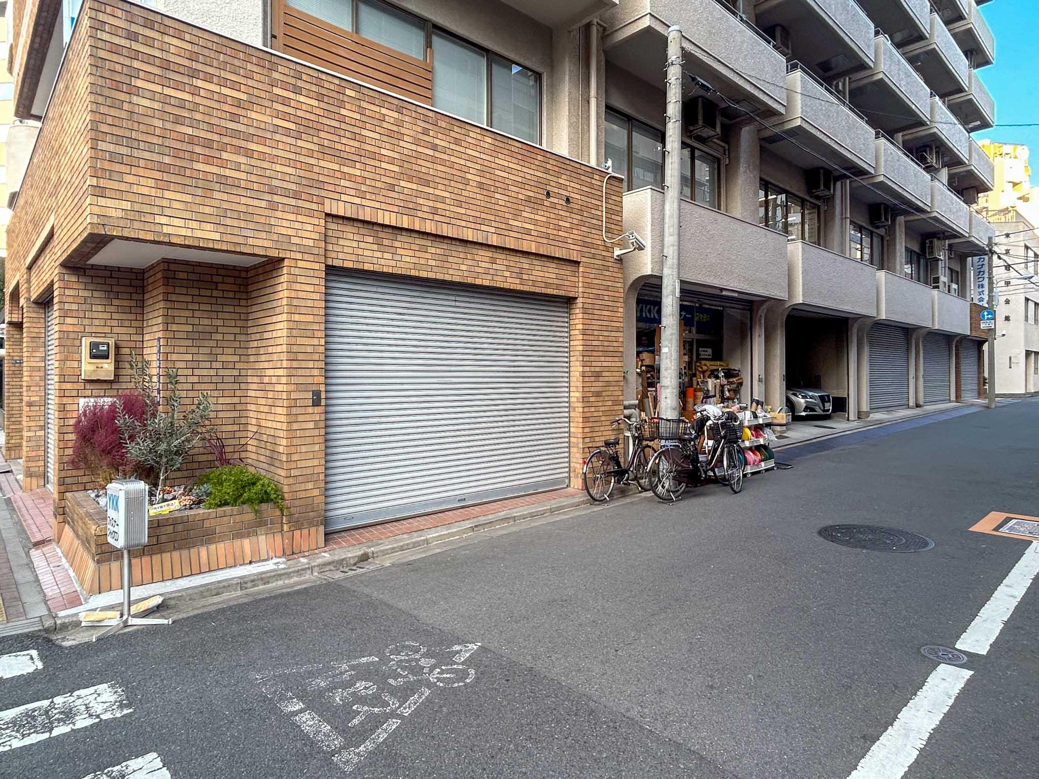 台東区蔵前の賃貸物件/南側の出入り口。この通りの先に蔵前駅があります