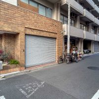 台東区蔵前の賃貸物件/南側の出入り口。この通りの先に蔵前駅があります