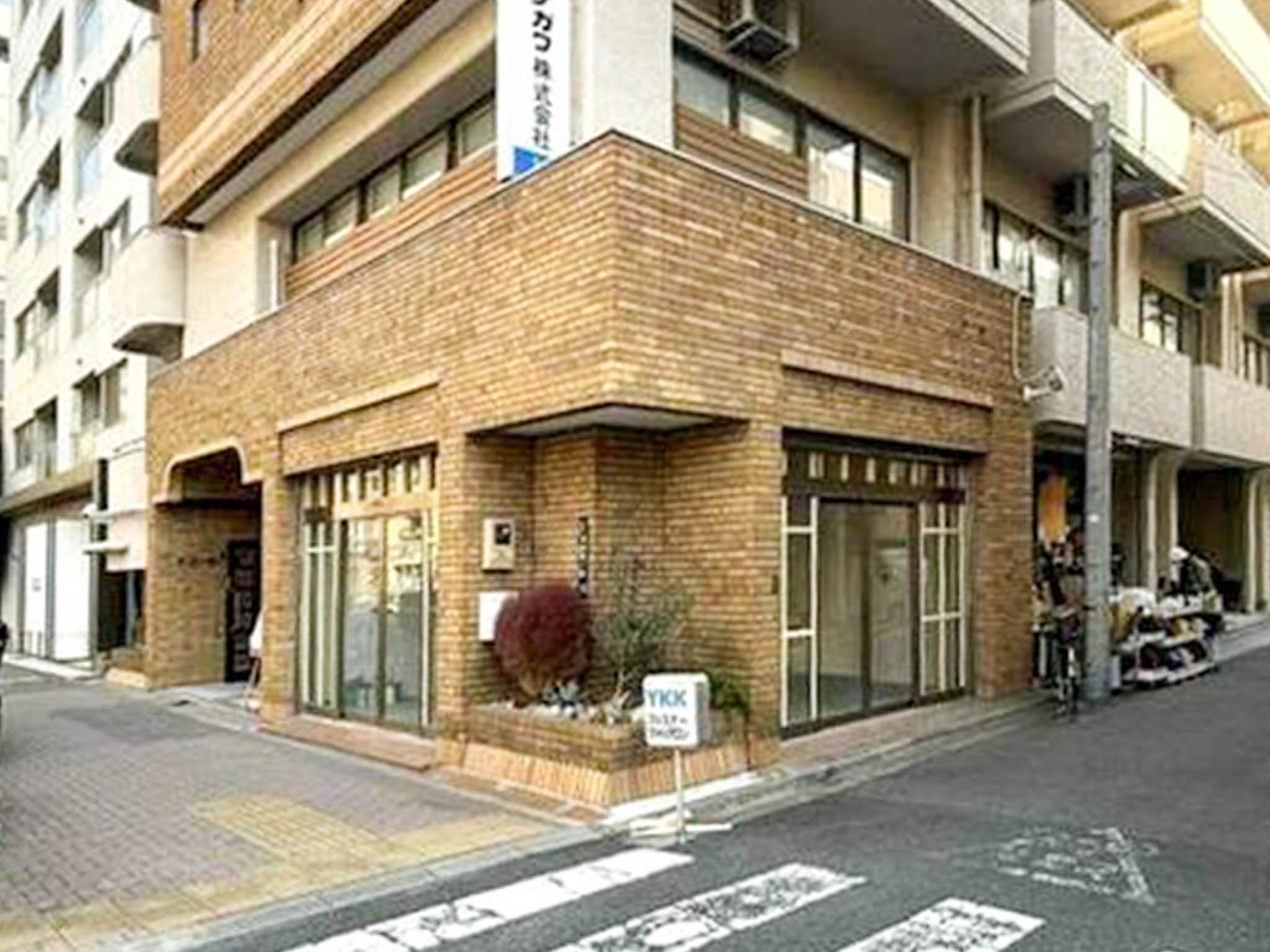 台東区蔵前の賃貸物件/手触りのあるスクラッチタイルに覆われた、角地の路面区画