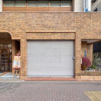 台東区蔵前の賃貸物件/西側の出入り口の幅は3.3mほど。いい面構えをしています