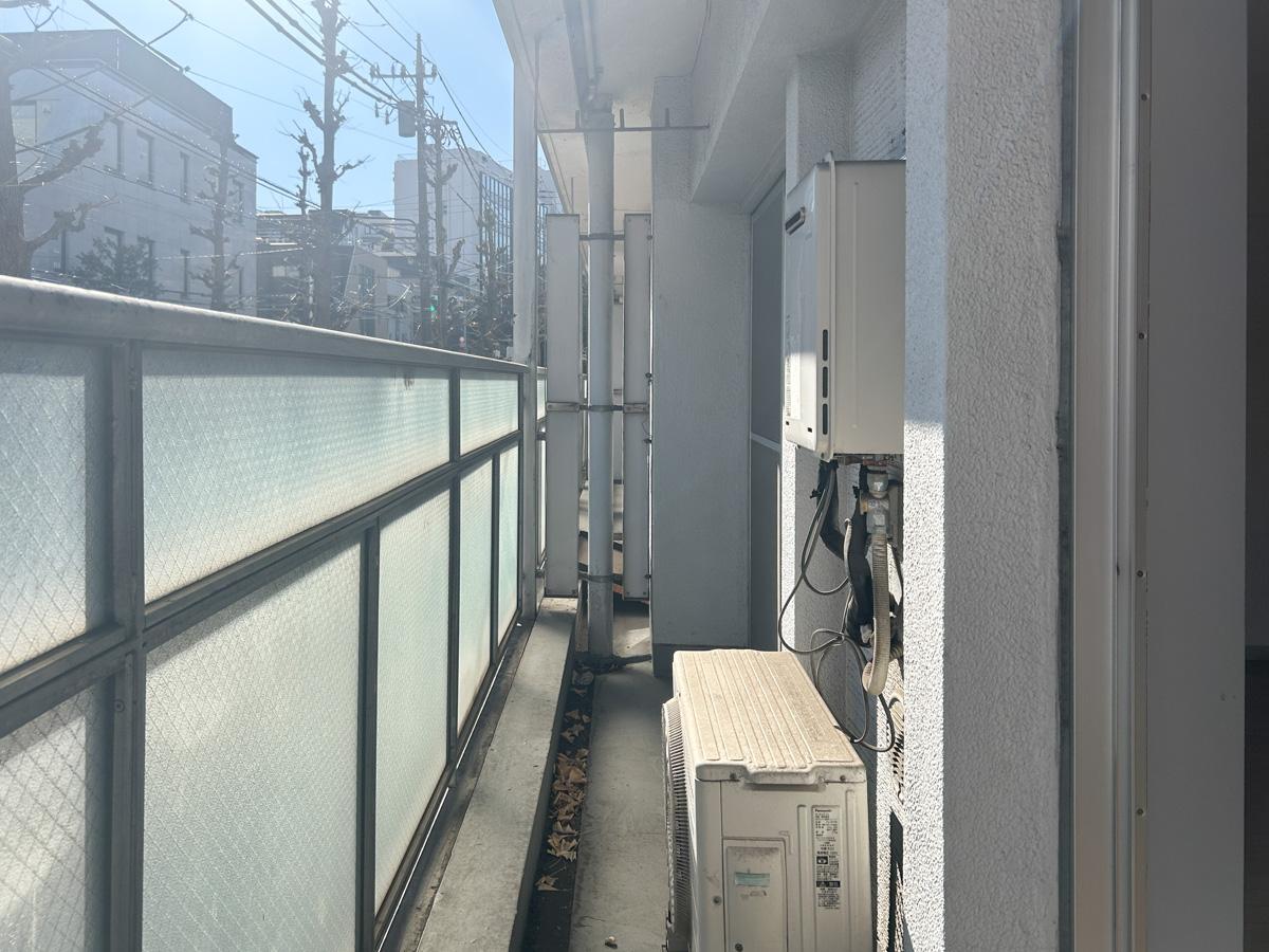 目黒区東山の賃貸物件/ベランダ。幅はそこまでありません。