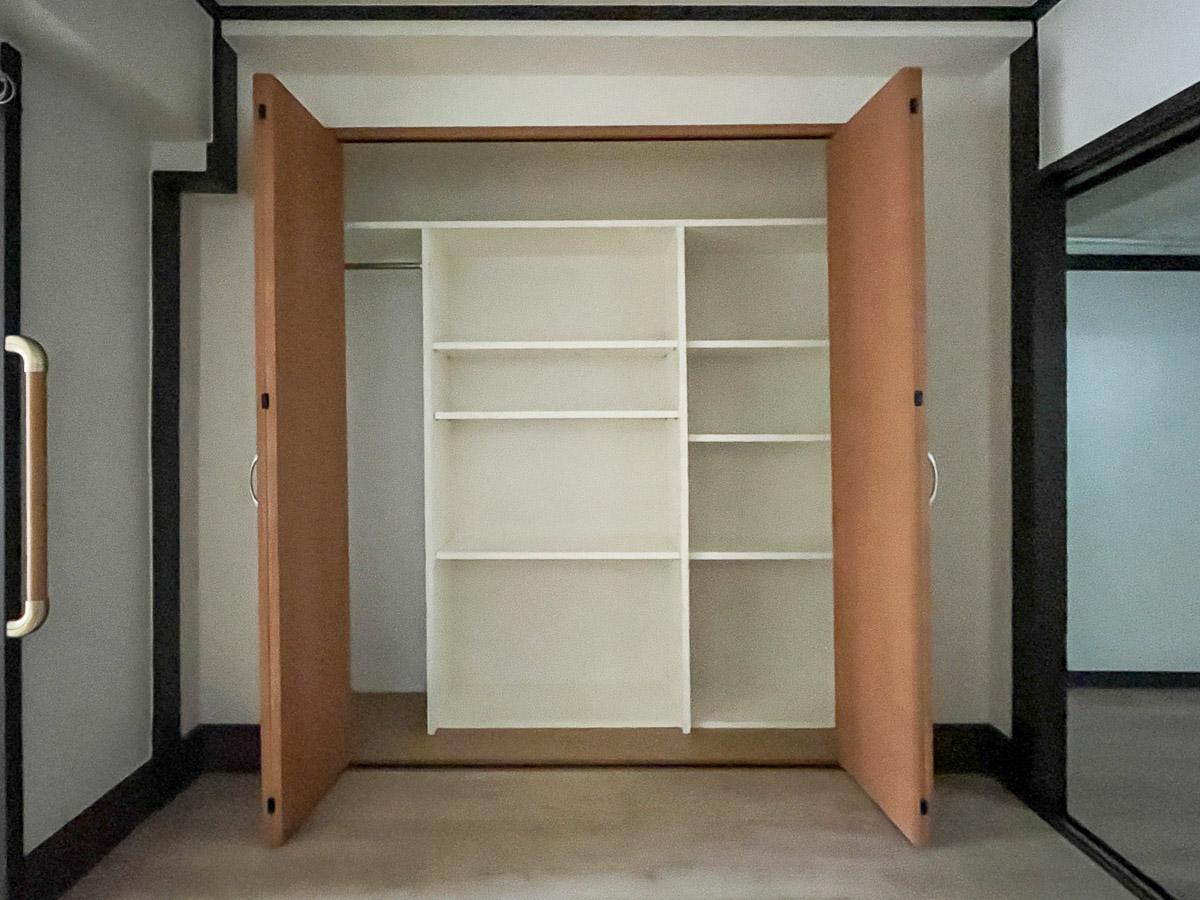 渋谷区富ヶ谷の賃貸物件/収納。既製品の白い棚が置かれています