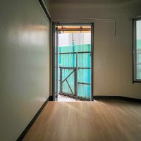 渋谷区富ヶ谷の賃貸物件/裏口から小さなスペースへ出ることができます