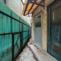 渋谷区富ヶ谷の賃貸物件/裏口の小さなスペース。左側は小田急線の線路です