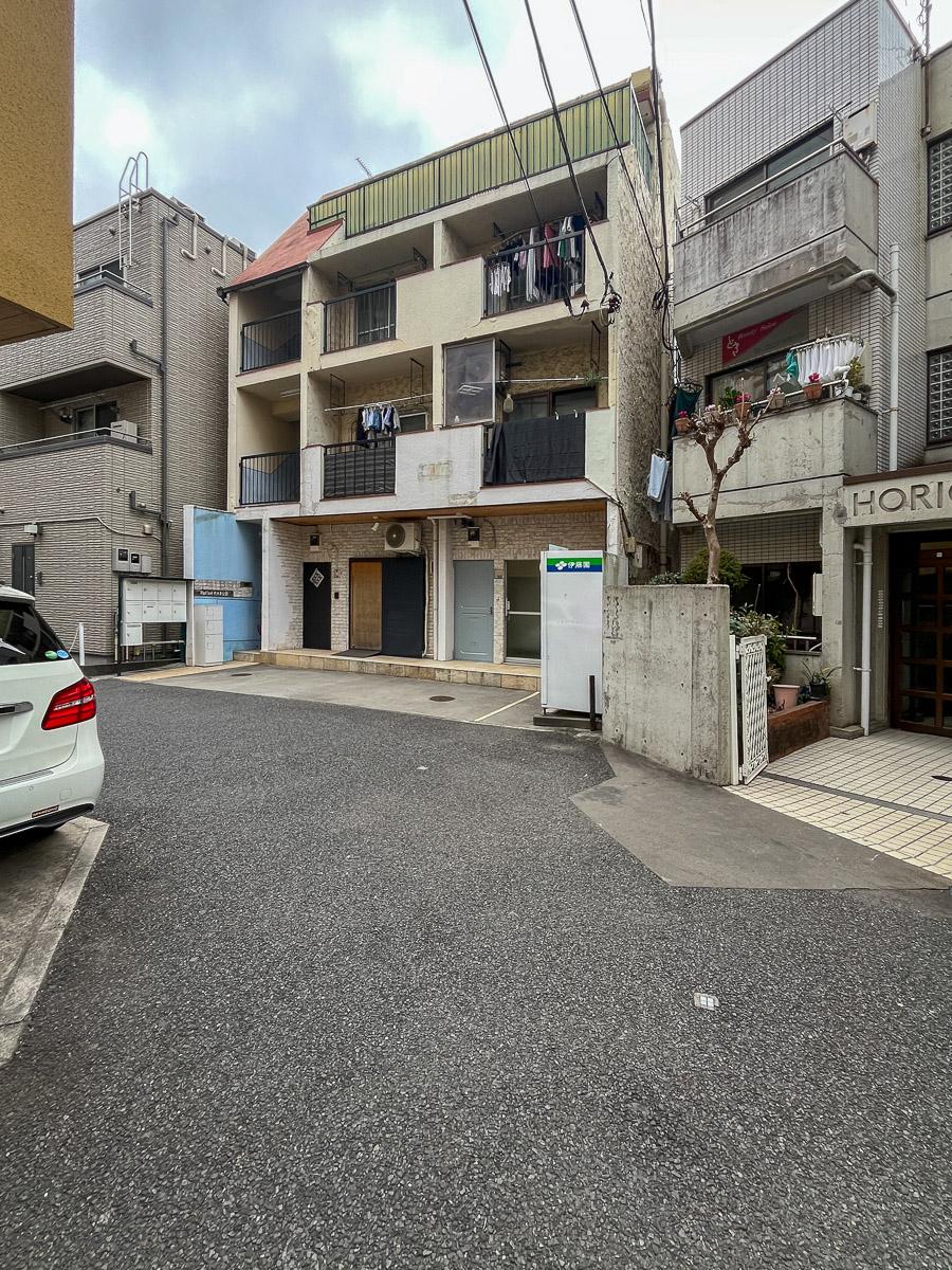 渋谷区富ヶ谷の賃貸物件/建物前の通りは車が一台通れる広さ。通行人もちらほら