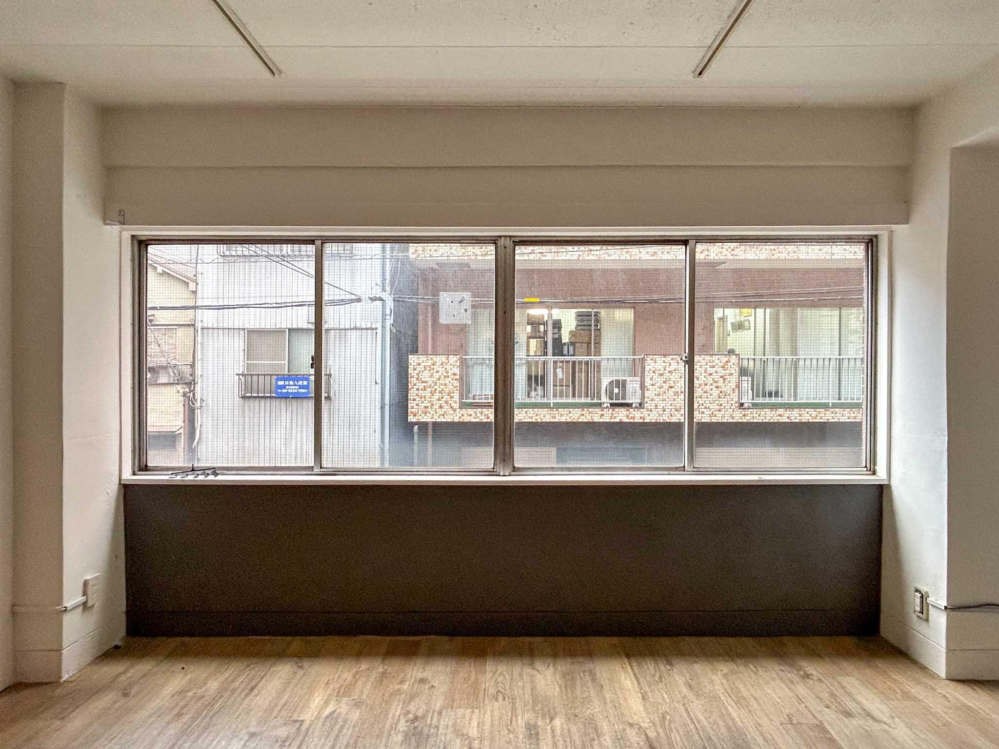 中央区日本橋浜町の賃貸物件/北西にひらいた腰窓。道路を挟んだ先に建物があります