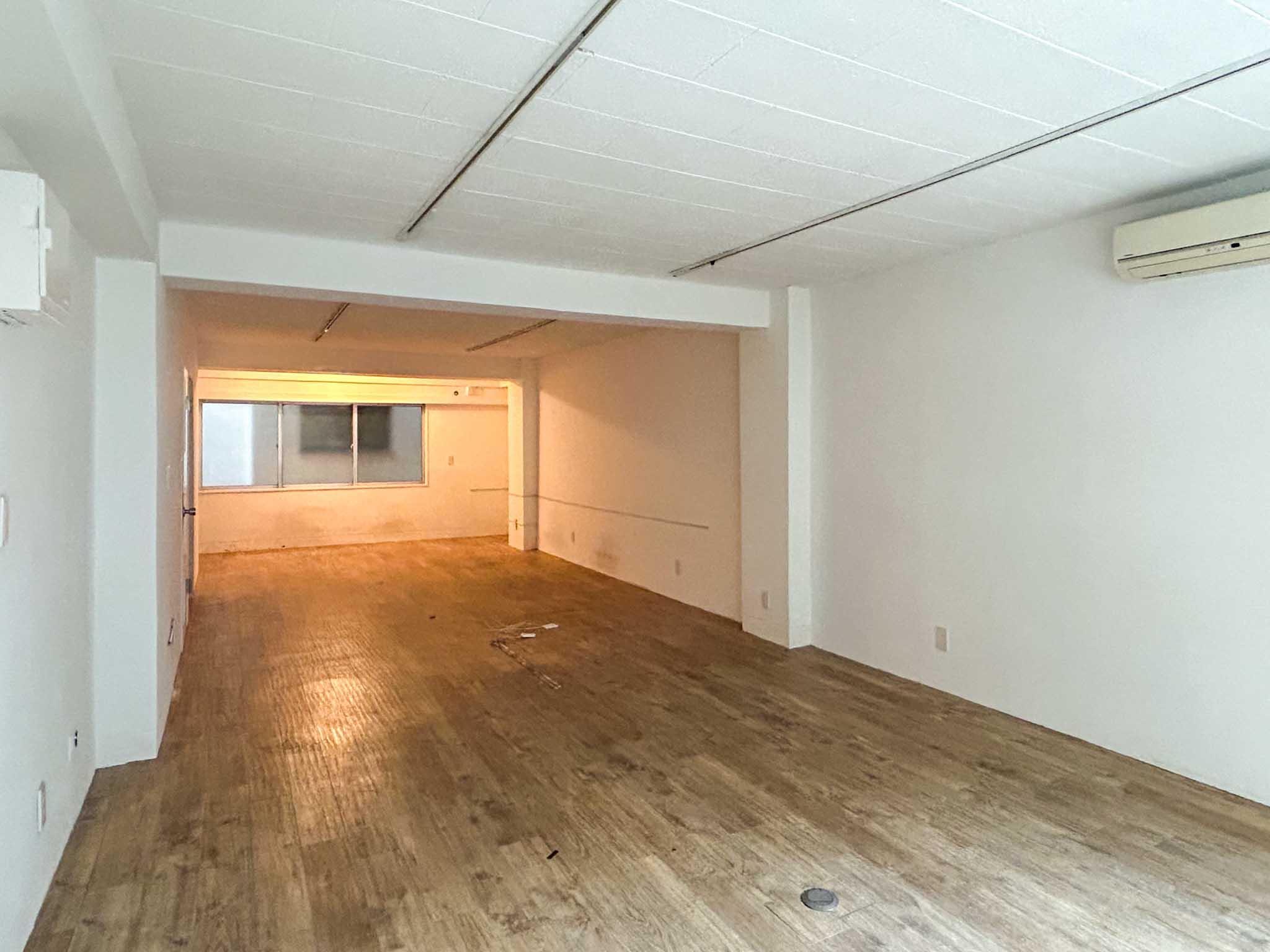 中央区日本橋浜町の賃貸物件/床はフロアタイル、壁と天井は白塗装。クセのない内装