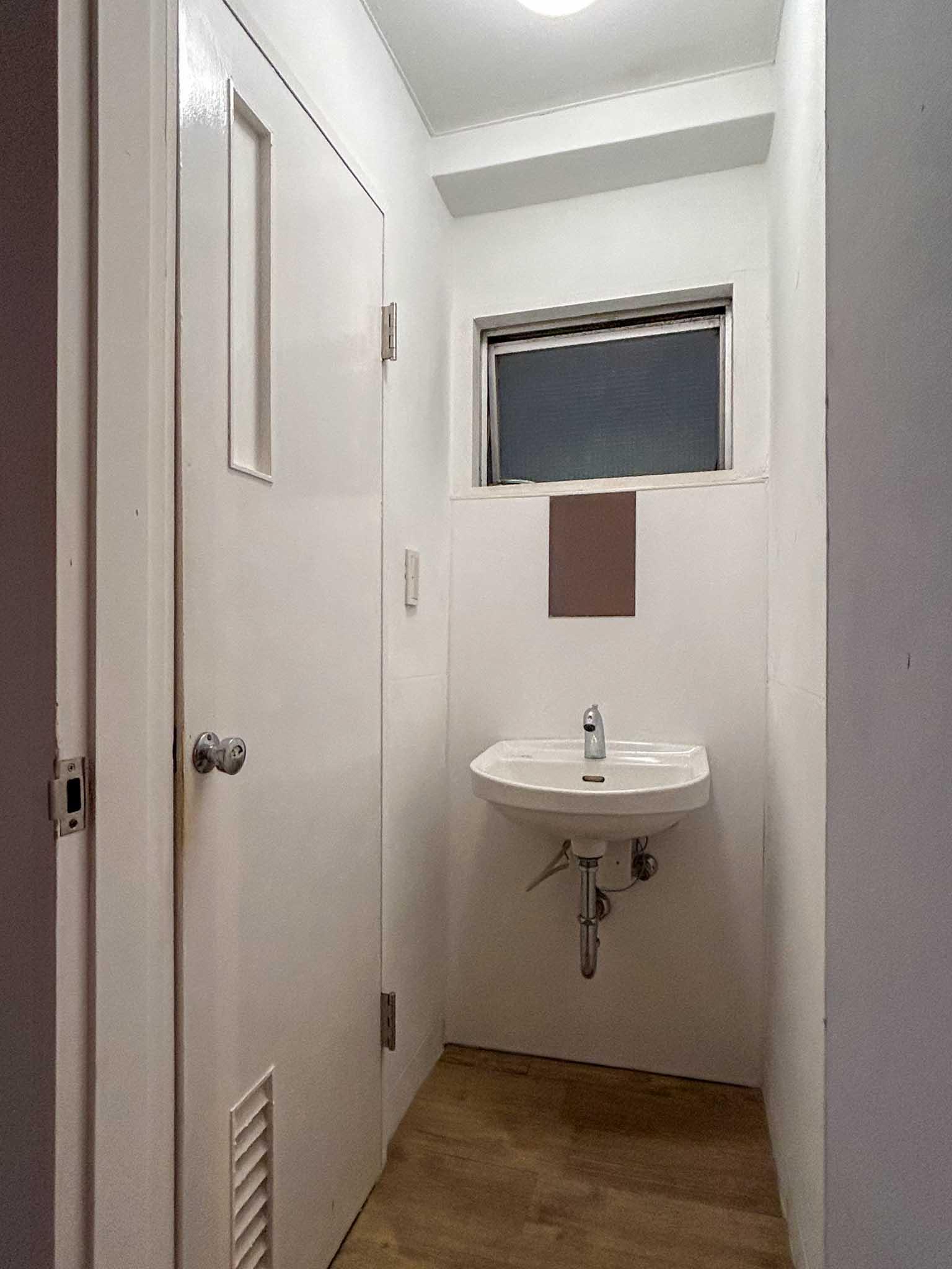 中央区日本橋浜町の賃貸物件/お手洗い。左にトイレ