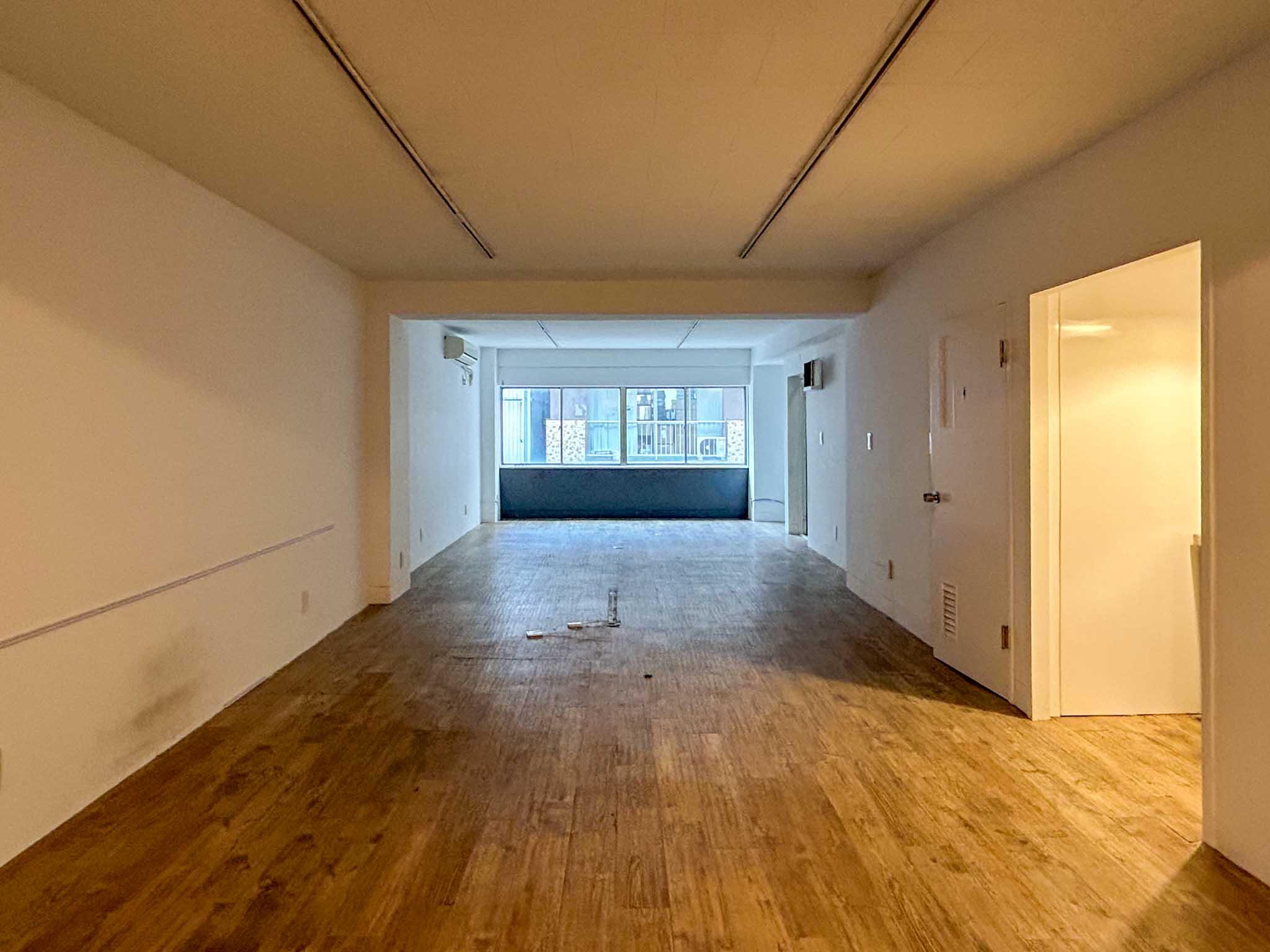 中央区日本橋浜町の賃貸物件/奥行きがある上に直射日光があまり入らないため、日中でも照明は必須です