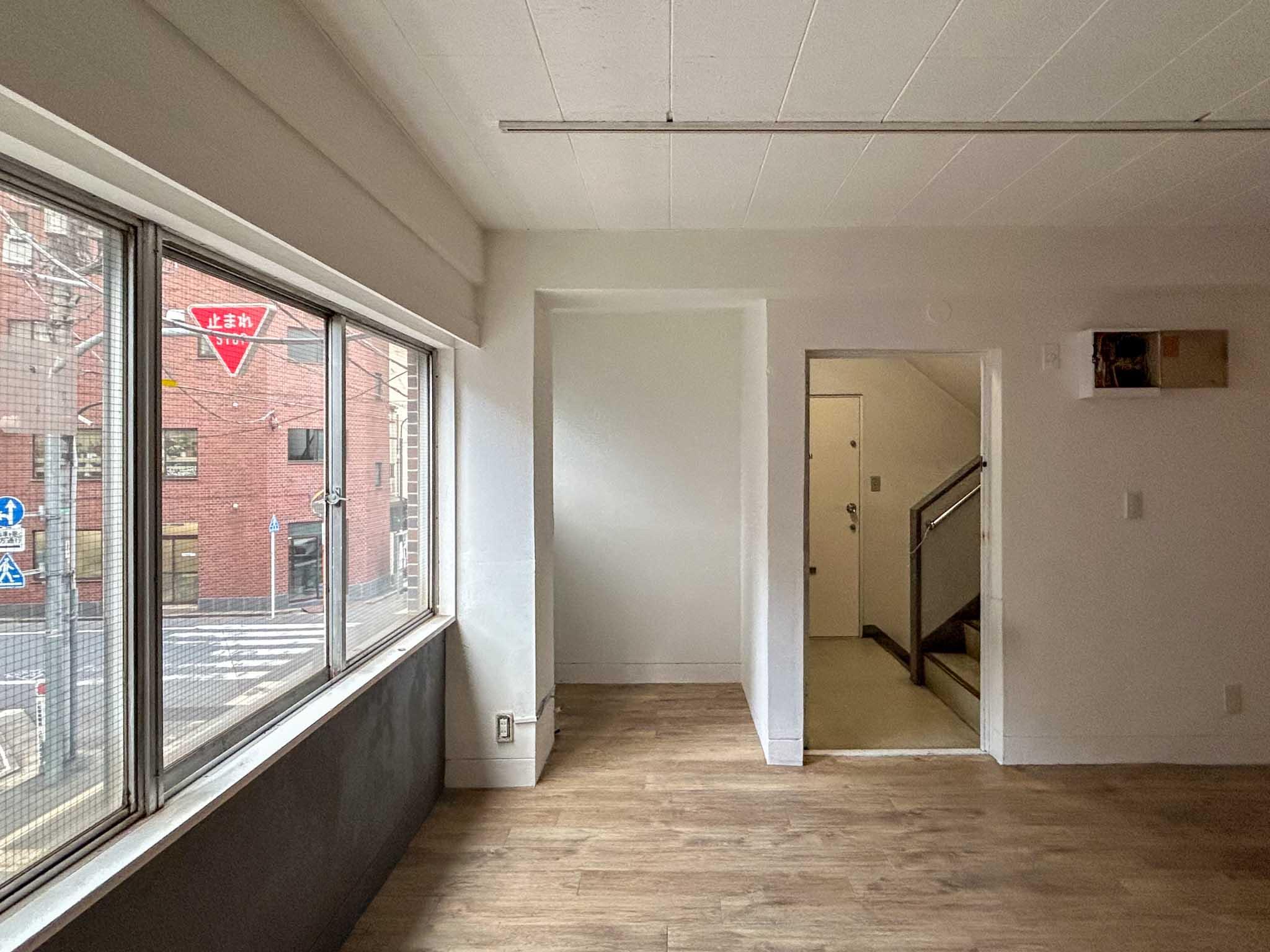 中央区日本橋浜町の賃貸物件/北側の窓際。玄関横にも収納スペースがあります