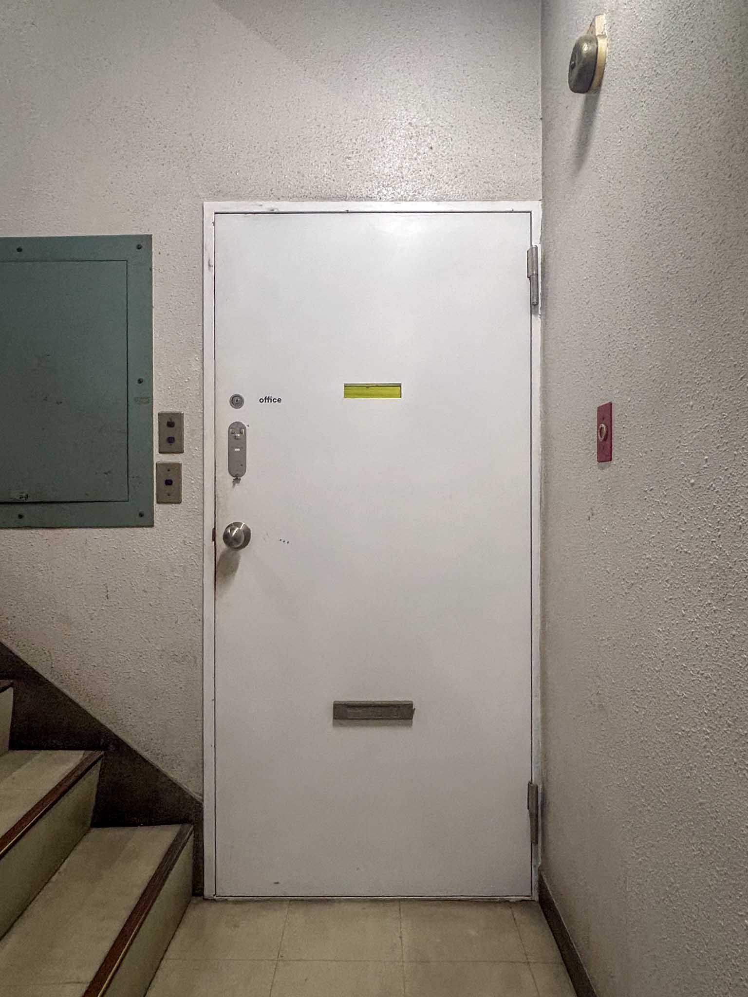 中央区日本橋浜町の賃貸物件/白くて重厚な玄関扉が、個人的に好み