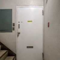 中央区日本橋浜町の賃貸物件/白くて重厚な玄関扉が、個人的に好み