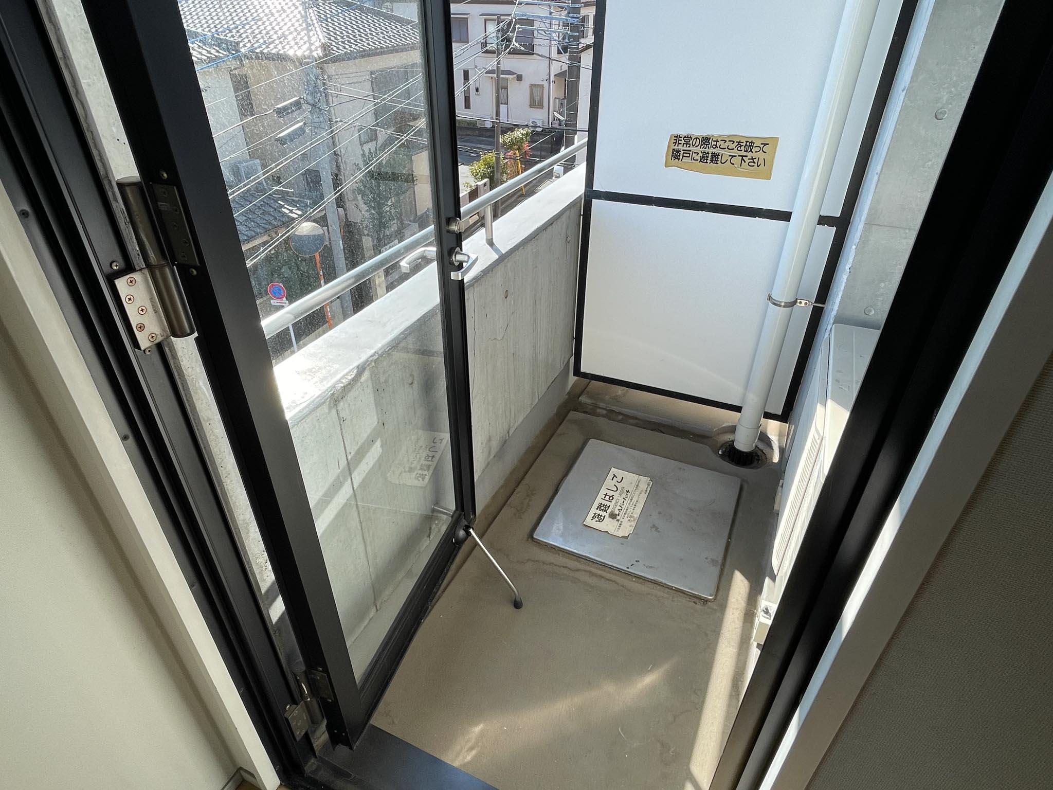 三鷹市井の頭の賃貸物件/ベランダは小ぶりなサイズ感です