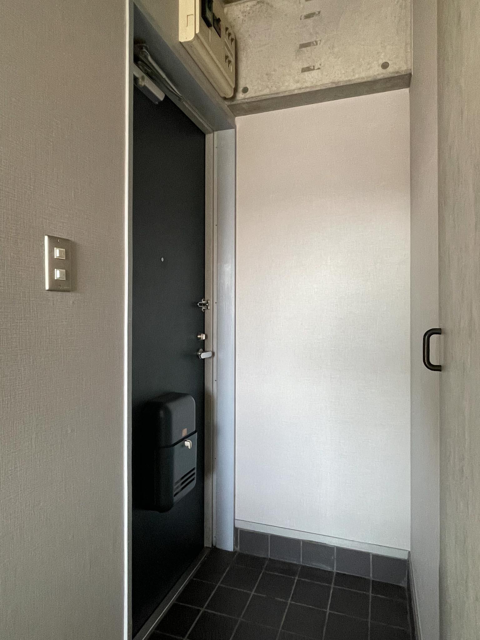 三鷹市井の頭の賃貸物件/玄関。扉と反対側に靴箱があります