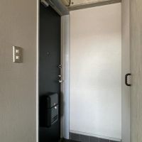 三鷹市井の頭の賃貸物件/玄関。扉と反対側に靴箱があります