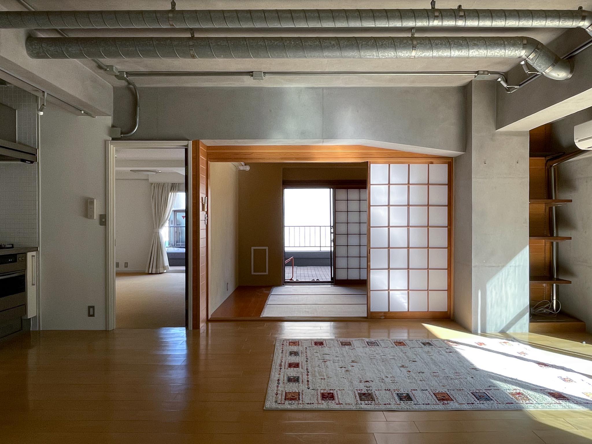 渋谷区代々木の賃貸物件/リビングと繋がりを感じるように配置された和室。その先にルーフバルコニー