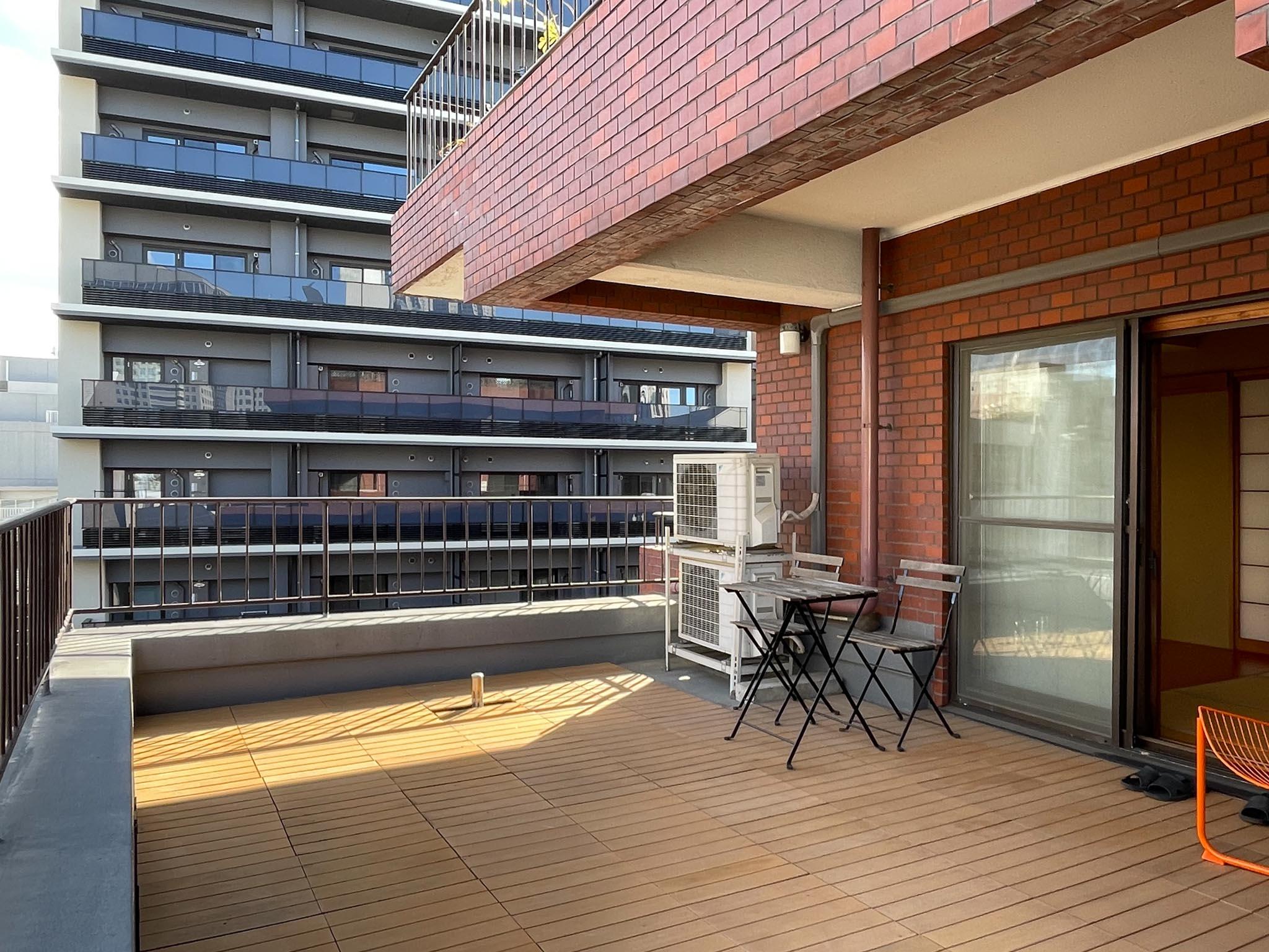 渋谷区代々木の賃貸物件/都心にいながら、この余裕。足元にはウッドデッキが敷いてあります